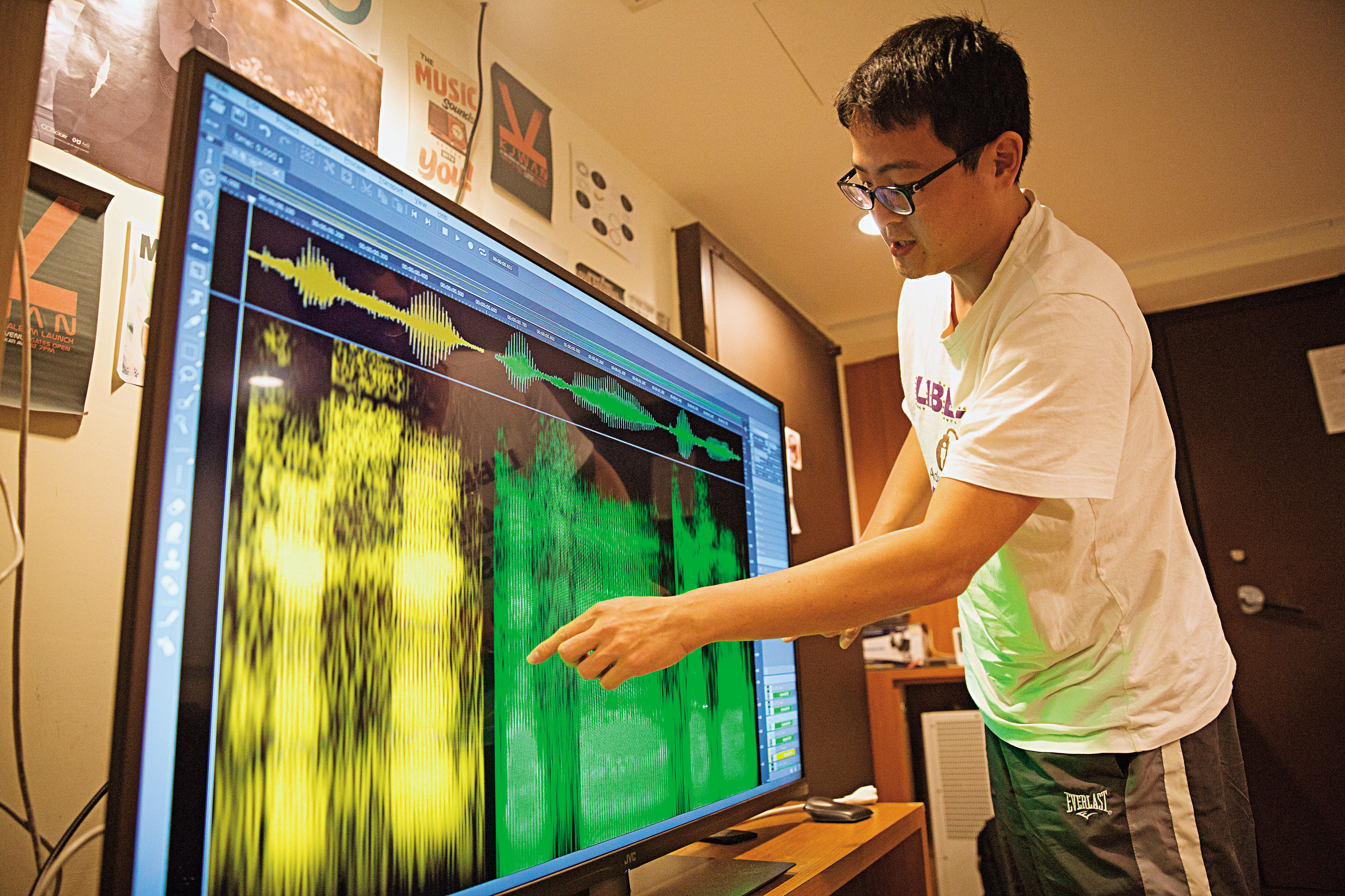 經瓦器錄音實驗室比對,確認H女提供的錄音檔是大寶法王的聲音。