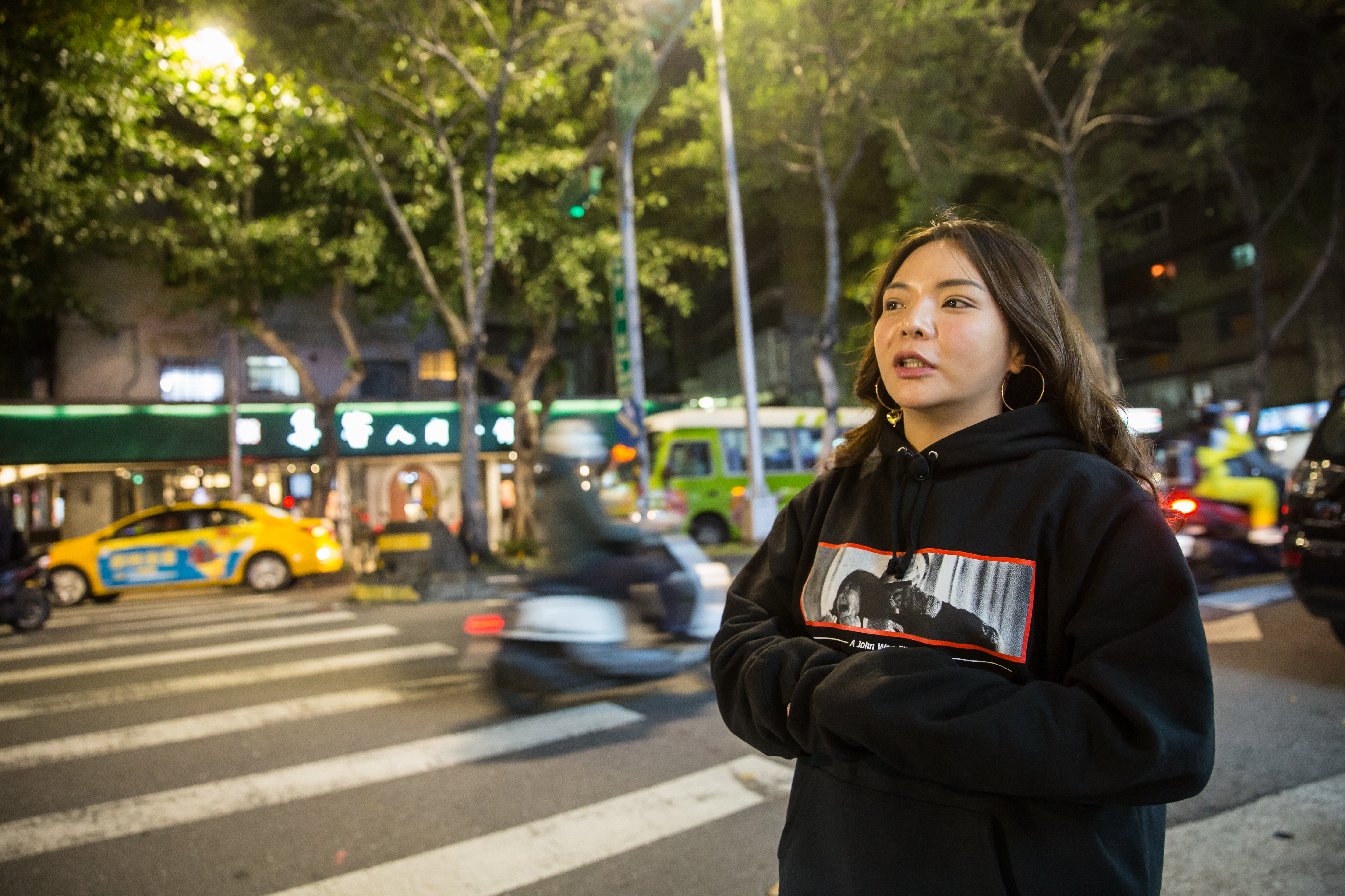 雖然從小被父母棄養,在窮困的環境中長大,但小甜甜愈挫愈勇,誓言努力賺大錢回報阿公阿嬤。