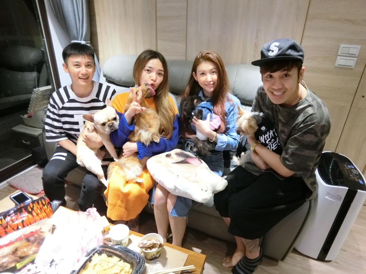 在愷樂(右2)勸說下，小甜甜終於在2016年在內湖買下理想房子。（小甜甜提供）