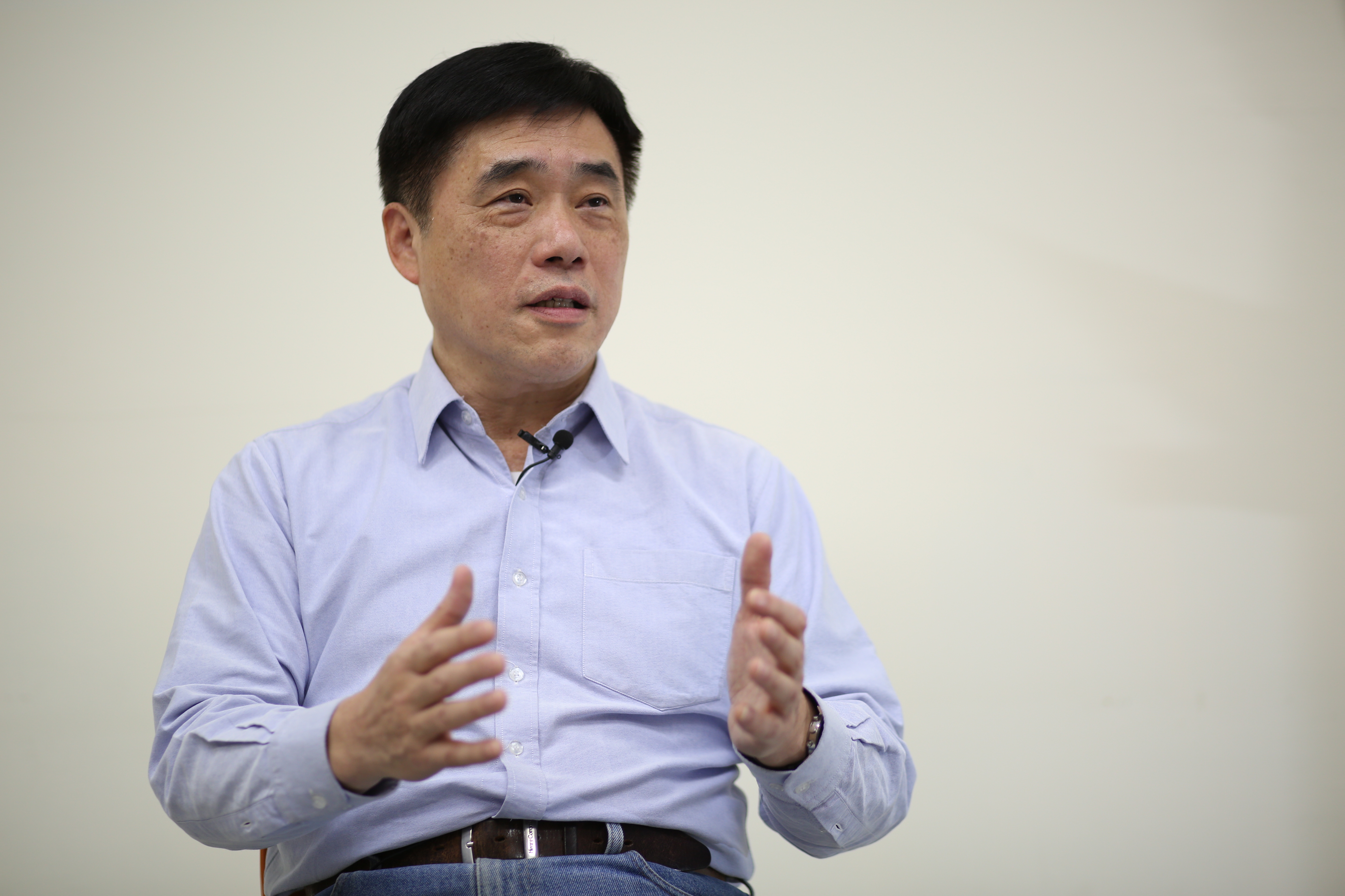 對於文化部長鄭麗君遭呼巴掌，郝龍斌臉書直批是官逼民反。