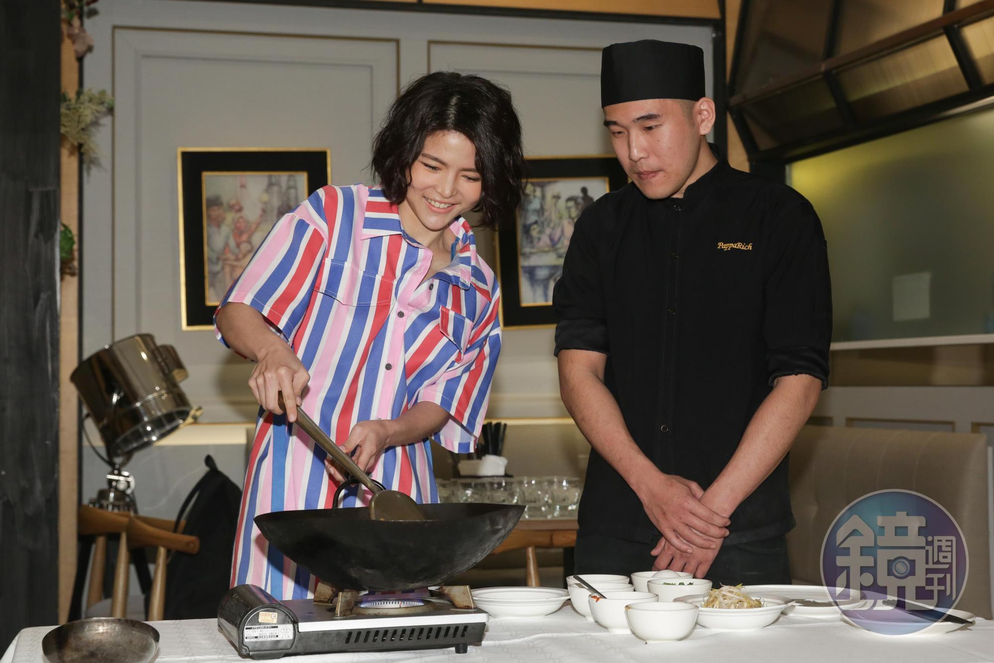 邱詩凌大展手藝製作馬來西亞料理，透露過年將回家鄉休息三個禮拜。