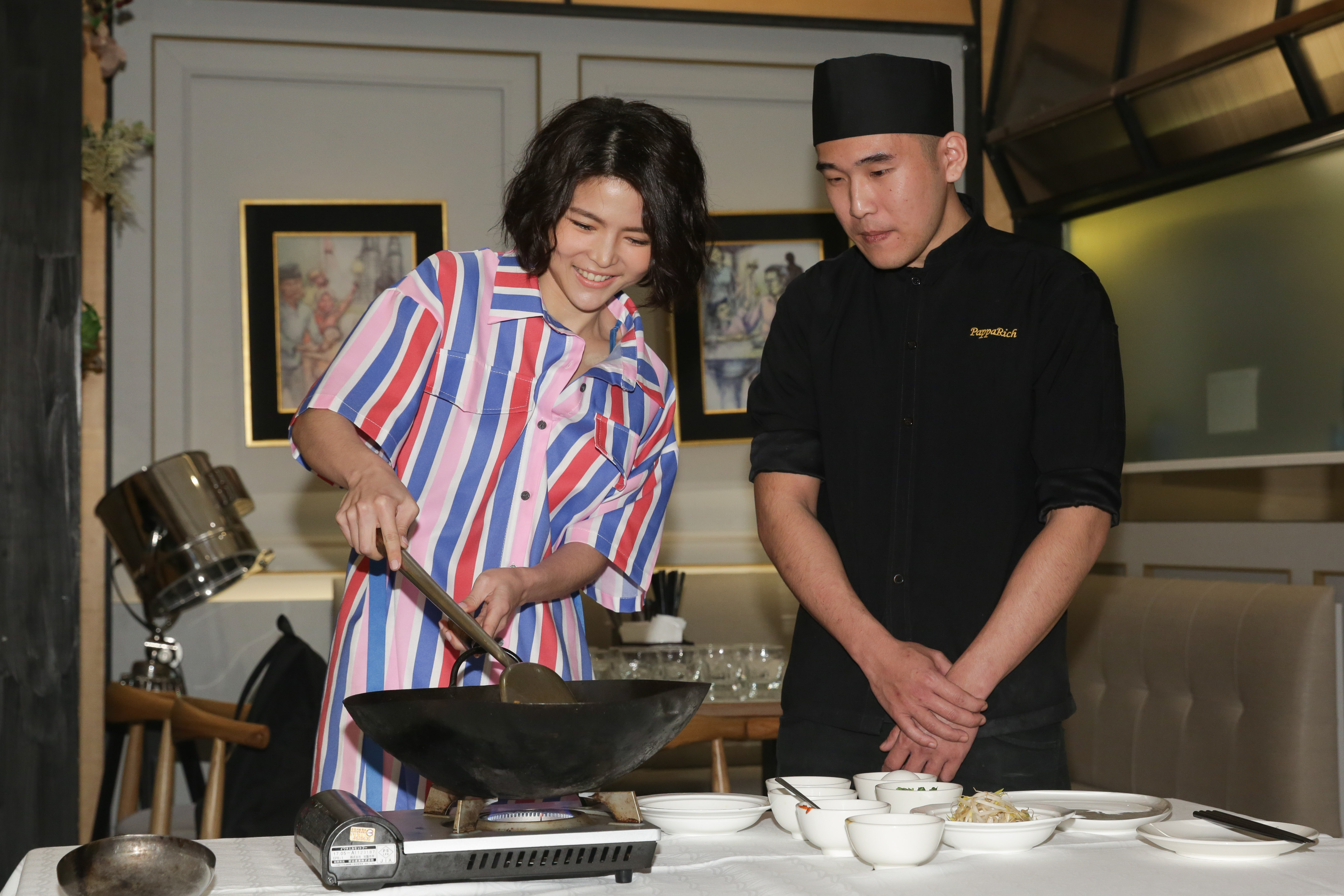 邱詩凌大展手藝製作馬來西亞料理，透露過年將回家鄉休息三個禮拜。