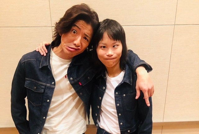 為了與木村同台，不擅舞蹈的竇靖童，強調拍攝前一天特地跟老師練習。（翻攝木村拓哉微博）