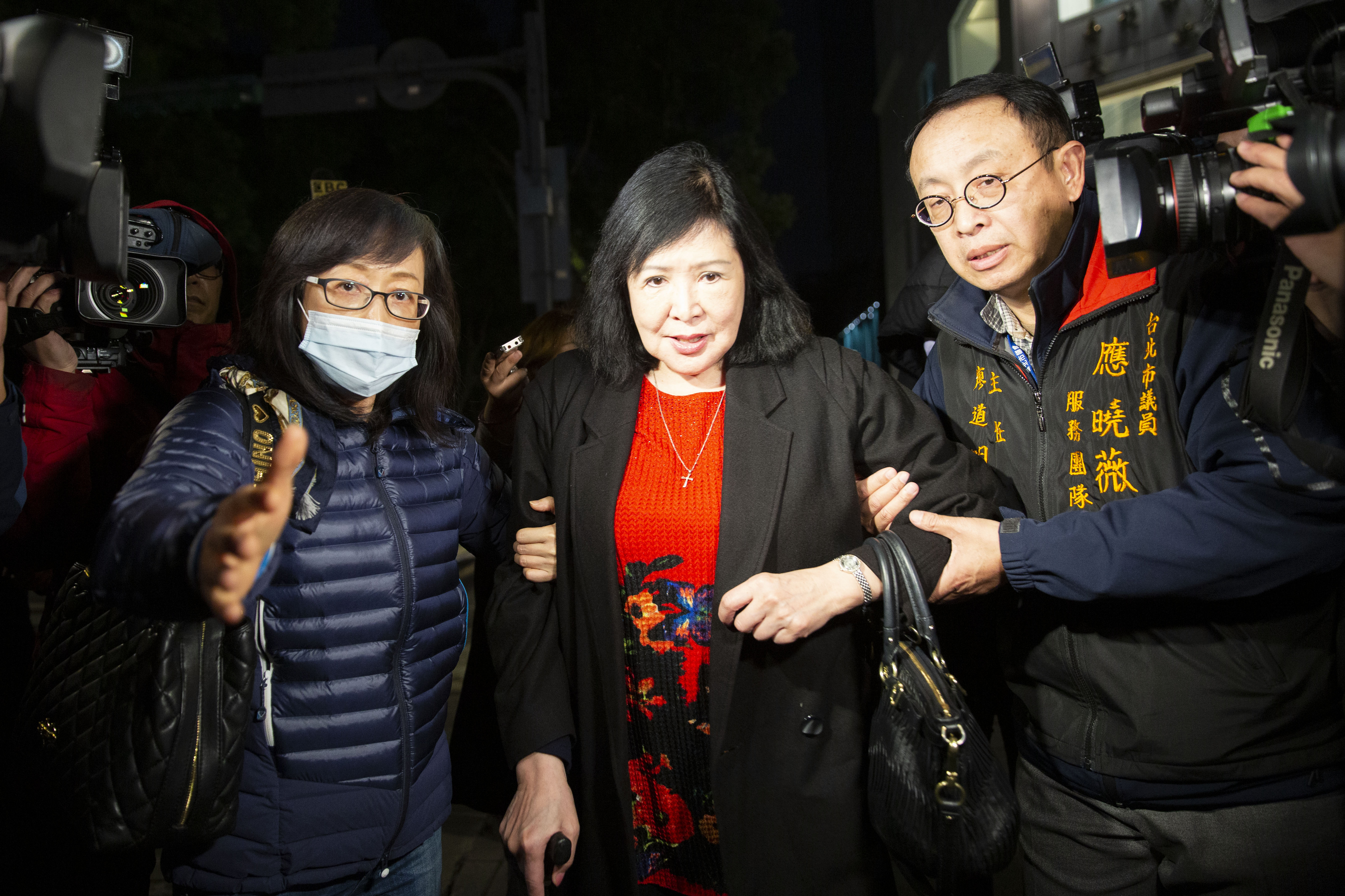 鄭惠中到大安分局說明案情，並表示明日早上9:30要親自到文化部向部長道歉。