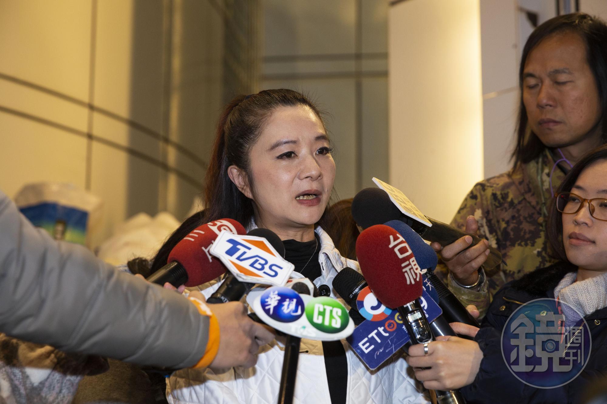 先行步出大安分局的台北市議員應曉薇強調「明天鄭惠中將會親自到文化部向鄭部長致歉」。