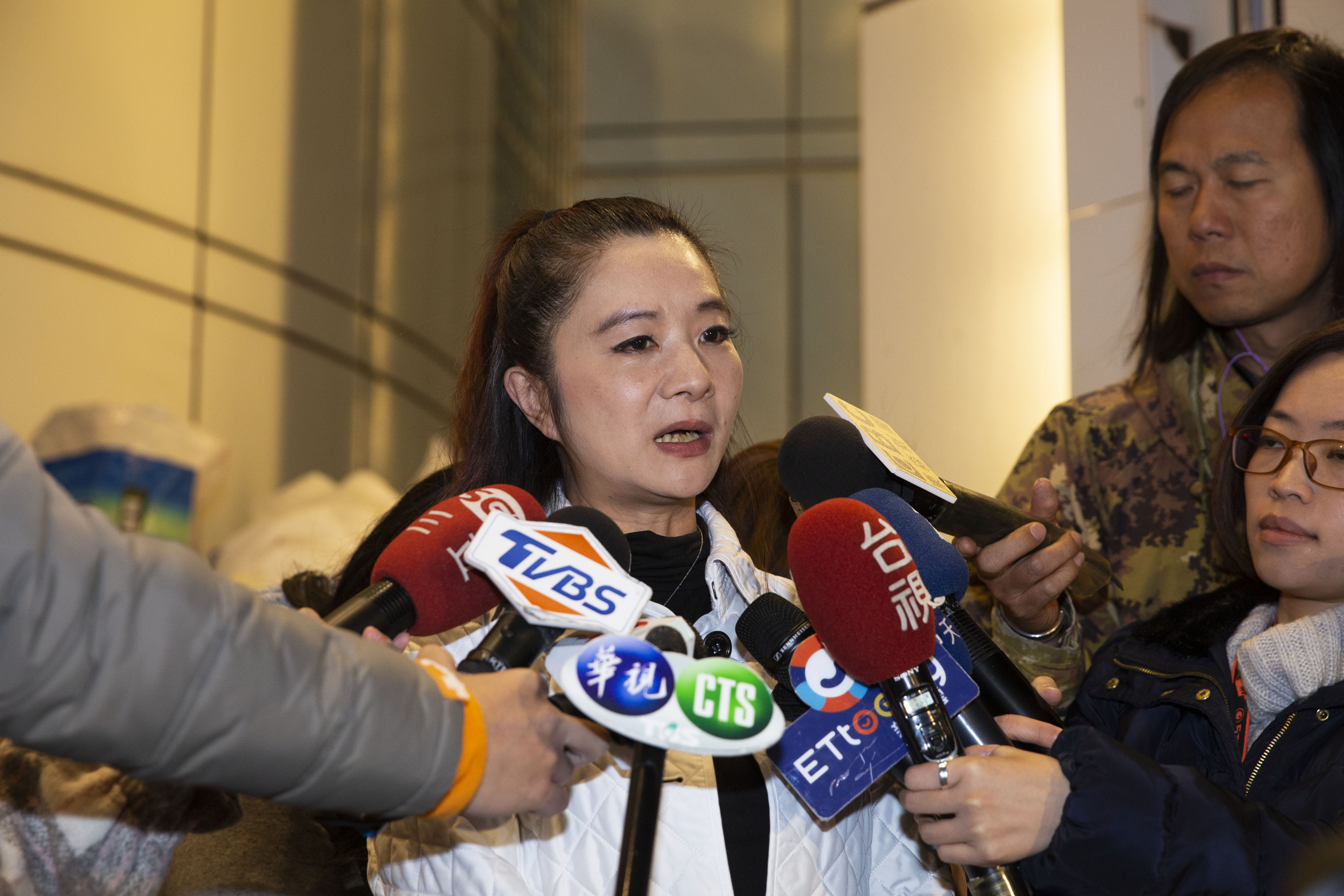 先行步出大安分局的台北市議員應曉薇強調「明天鄭惠中將會親自到文化部向鄭部長致歉」。