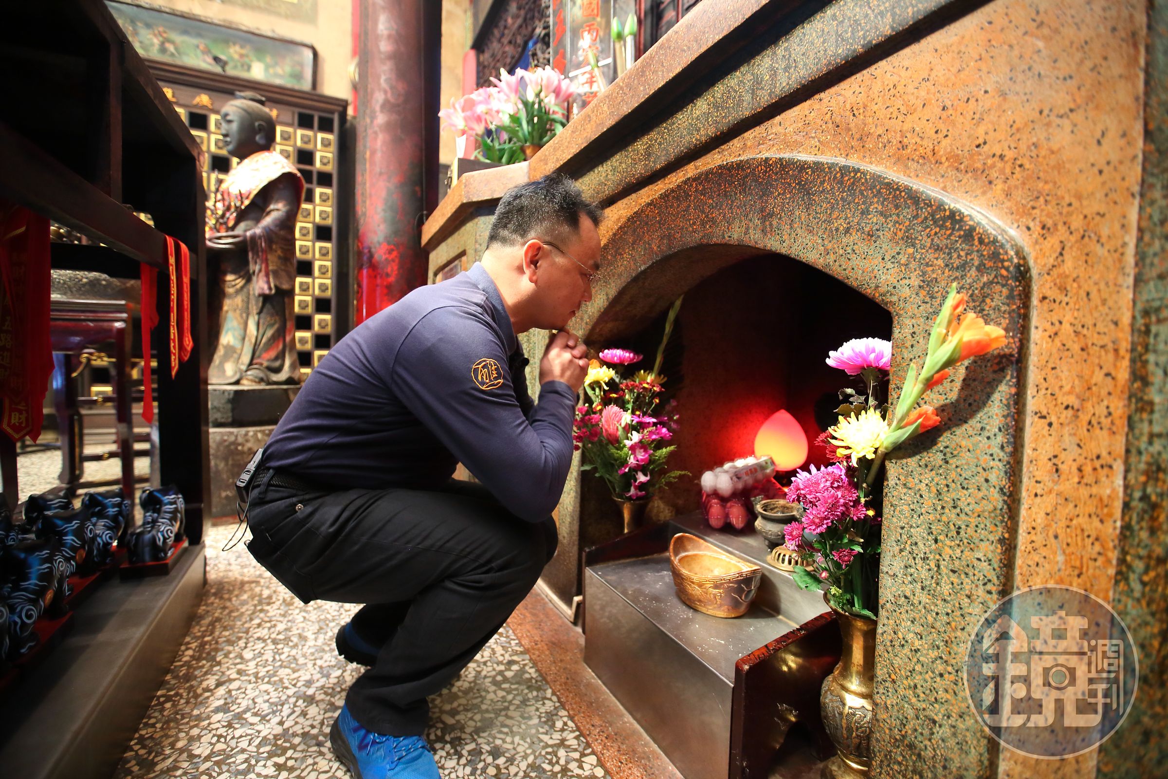 來武德宮除了向五路武財神求財之外，很多香客還會擠進神龕前的小通道向神龕下的黑虎將軍求財。