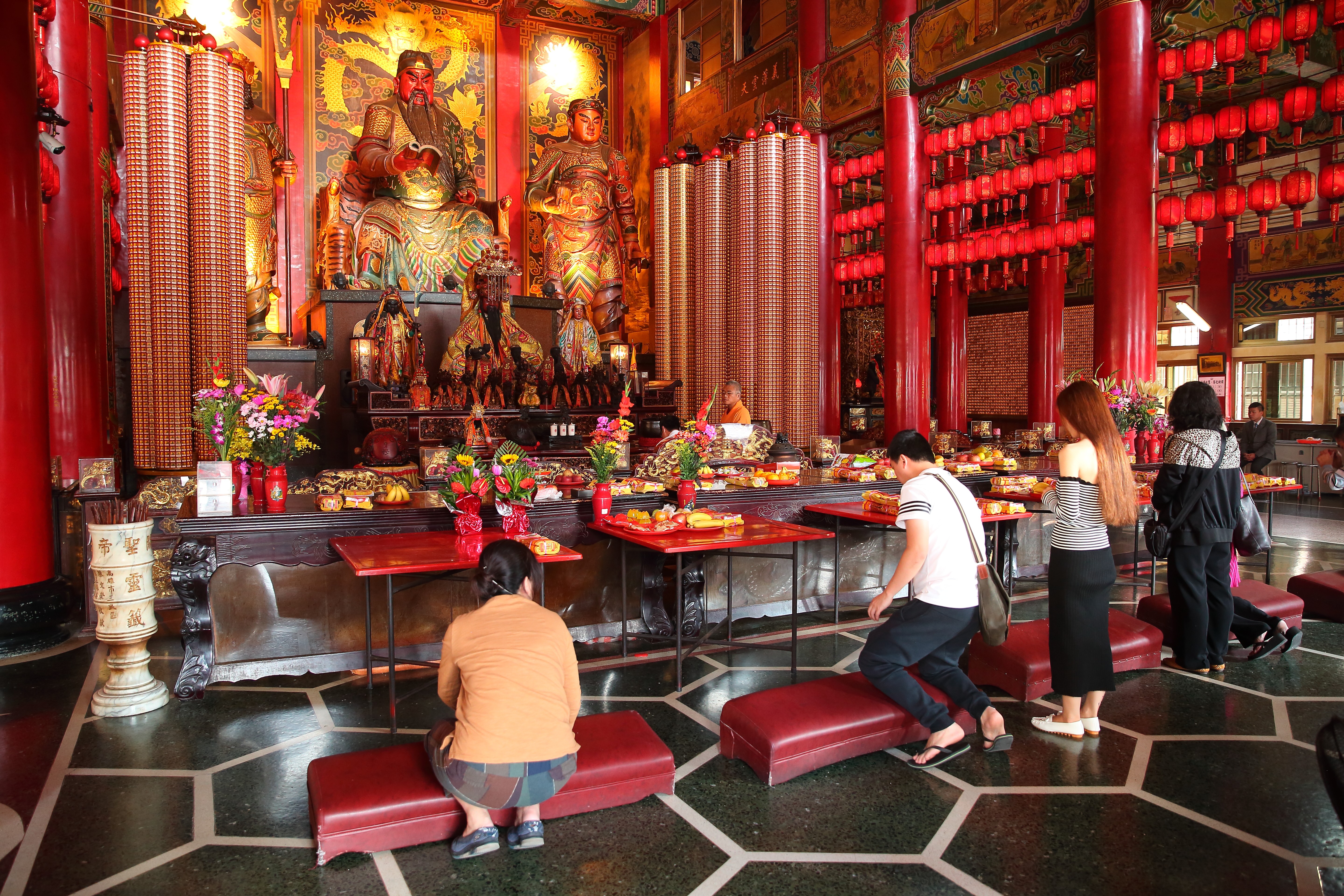 關帝廟是高雄知名廟宇，關公也很受政治人物尊敬，過去春節期間常有政治人物到此發放紅包。