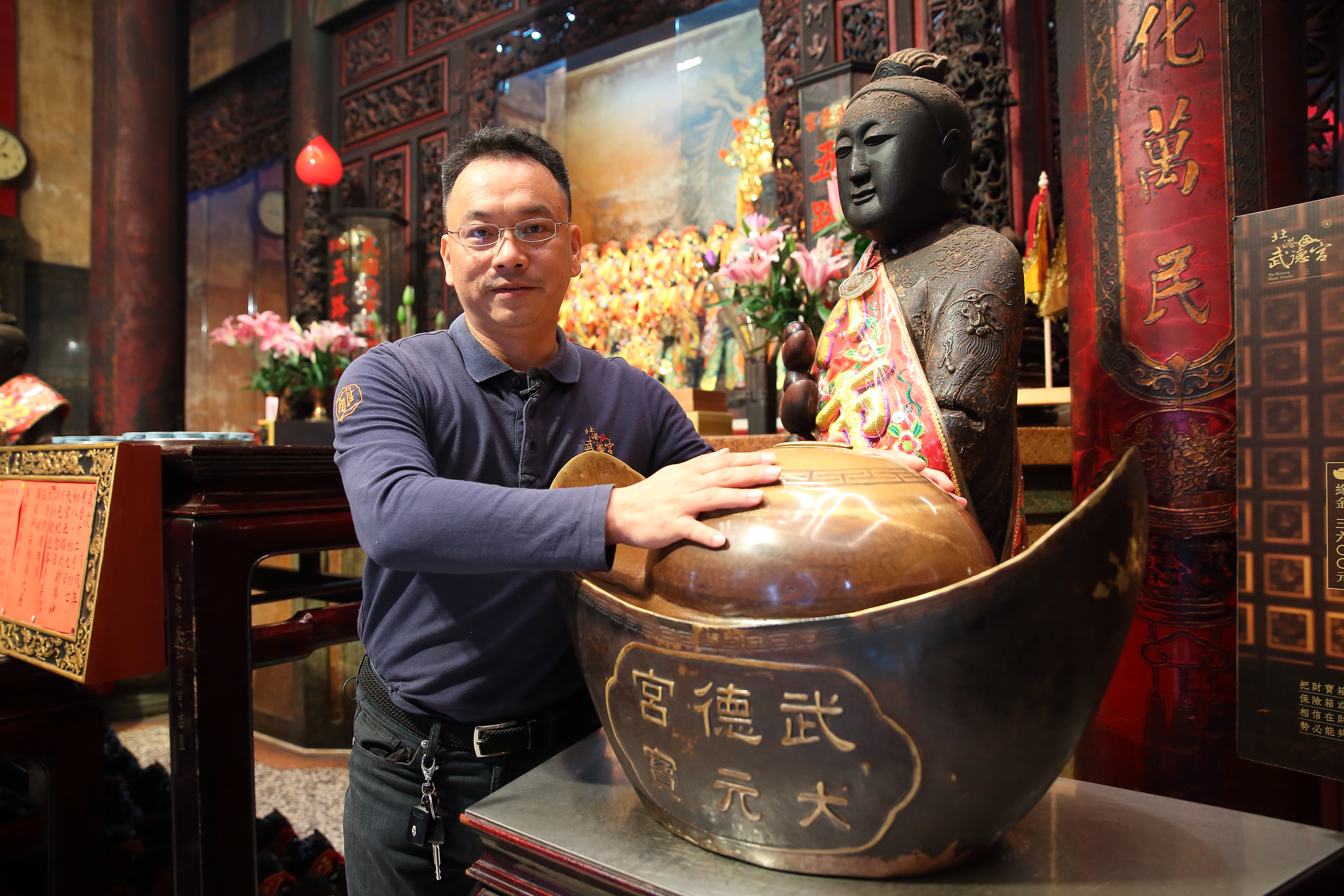 武德宮正殿二側有金元寶和聚寶盆供信眾觸摸沾財氣，但切記勿觸碰神尊，以免冒犯神明。