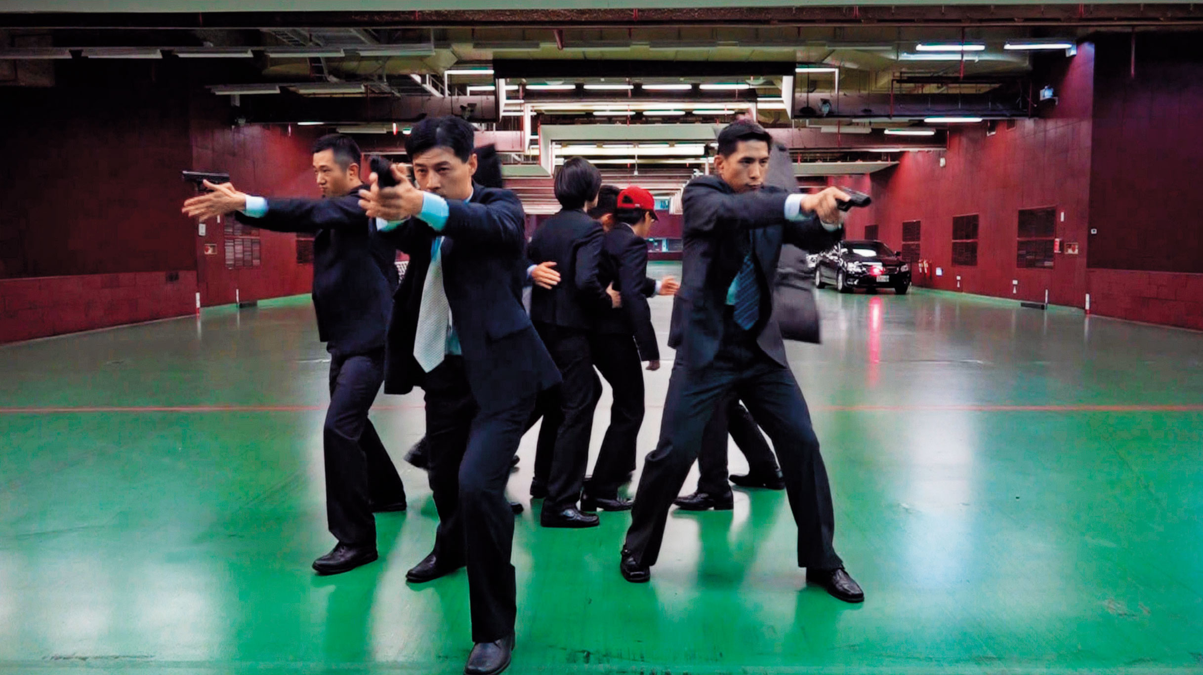 負責國家元首安全的特勤隨扈需思慮敏捷，如遇突發狀況，立即變換隊形緊緊圍住保護對象。（國安局提供）