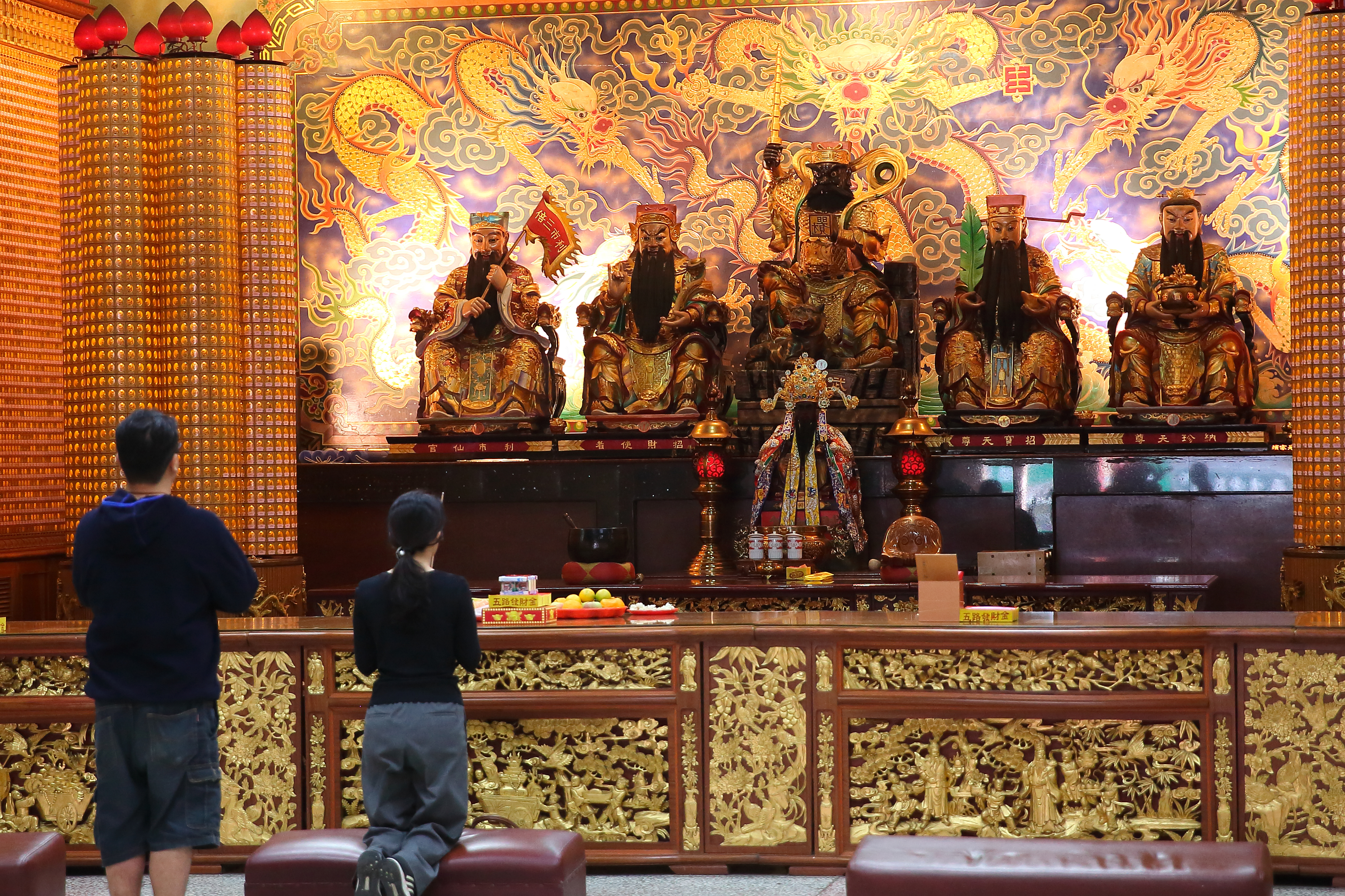 玄壇真君趙公明居五路財神之首，是天官中路元帥。