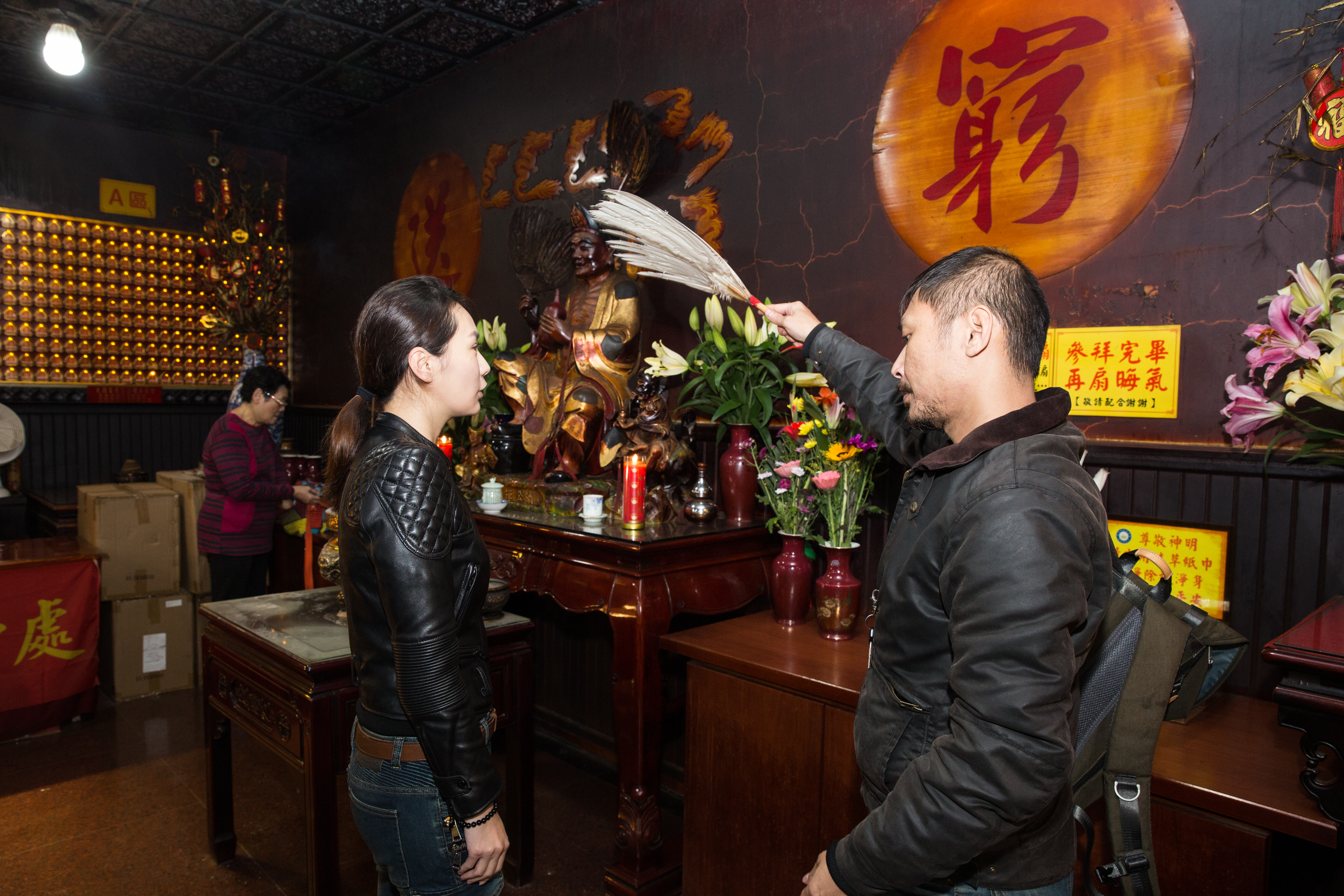 信眾手持濟公扇子在自己身上輕拍「送窮」，象徵能搧除窮氣、晦氣和衰氣。