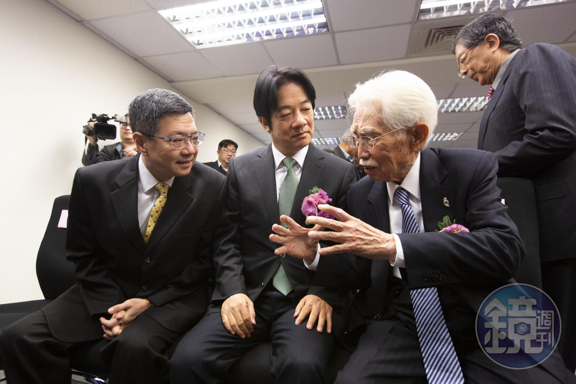獨派大老辜寬敏(右)今與行政院前院長賴清德(中)、民進黨主席卓榮泰一同出席台灣制憲基金會成立活動。
