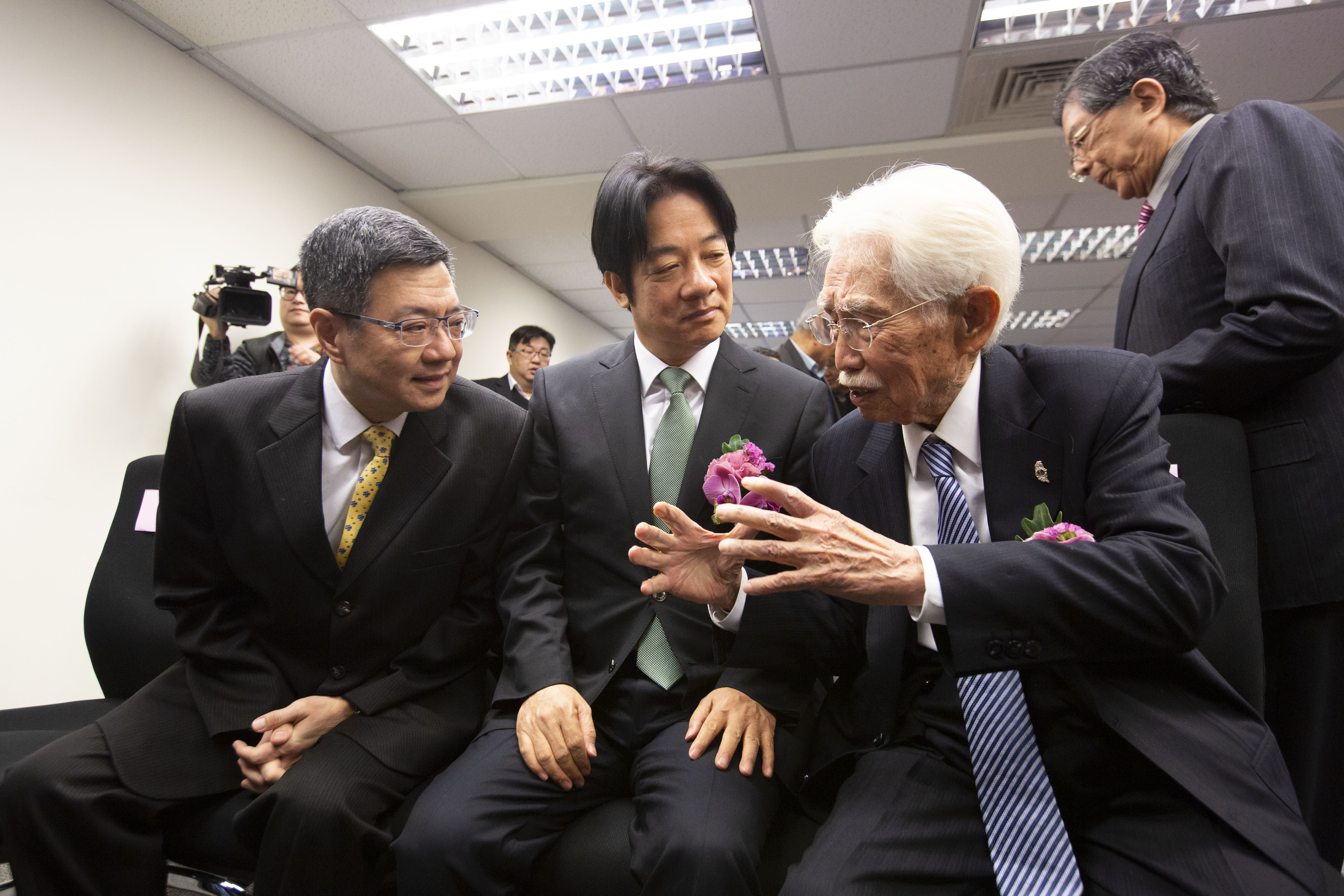 獨派大老辜寬敏（右）今與行政院前院長賴清德（中）、民進黨主席卓榮泰一同出席台灣制憲基金會成立活動。