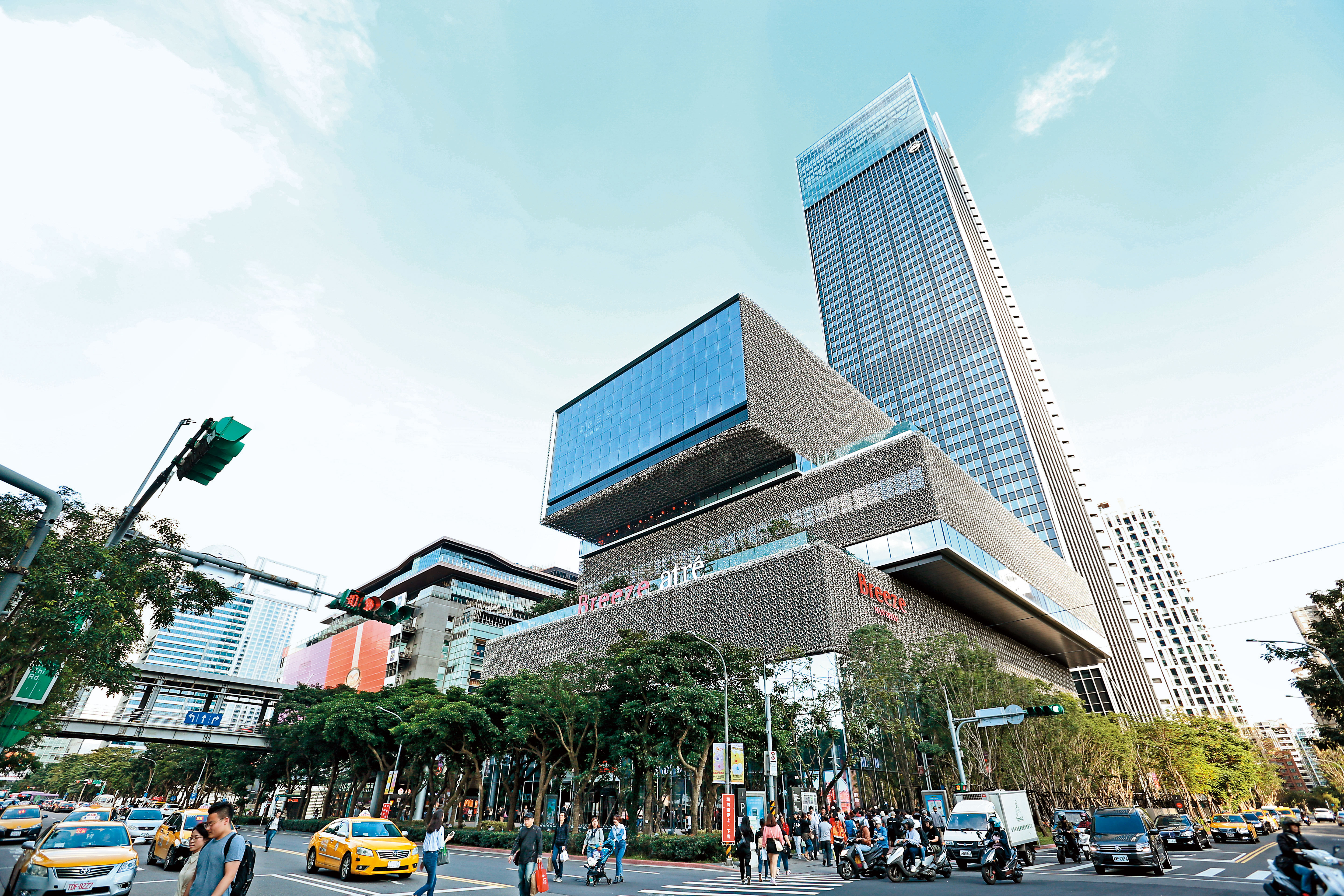 全台討論度最高的百貨「微風南山」終於開幕，高達45％的餐飲比例，被業界喻為「最強美食百貨」。