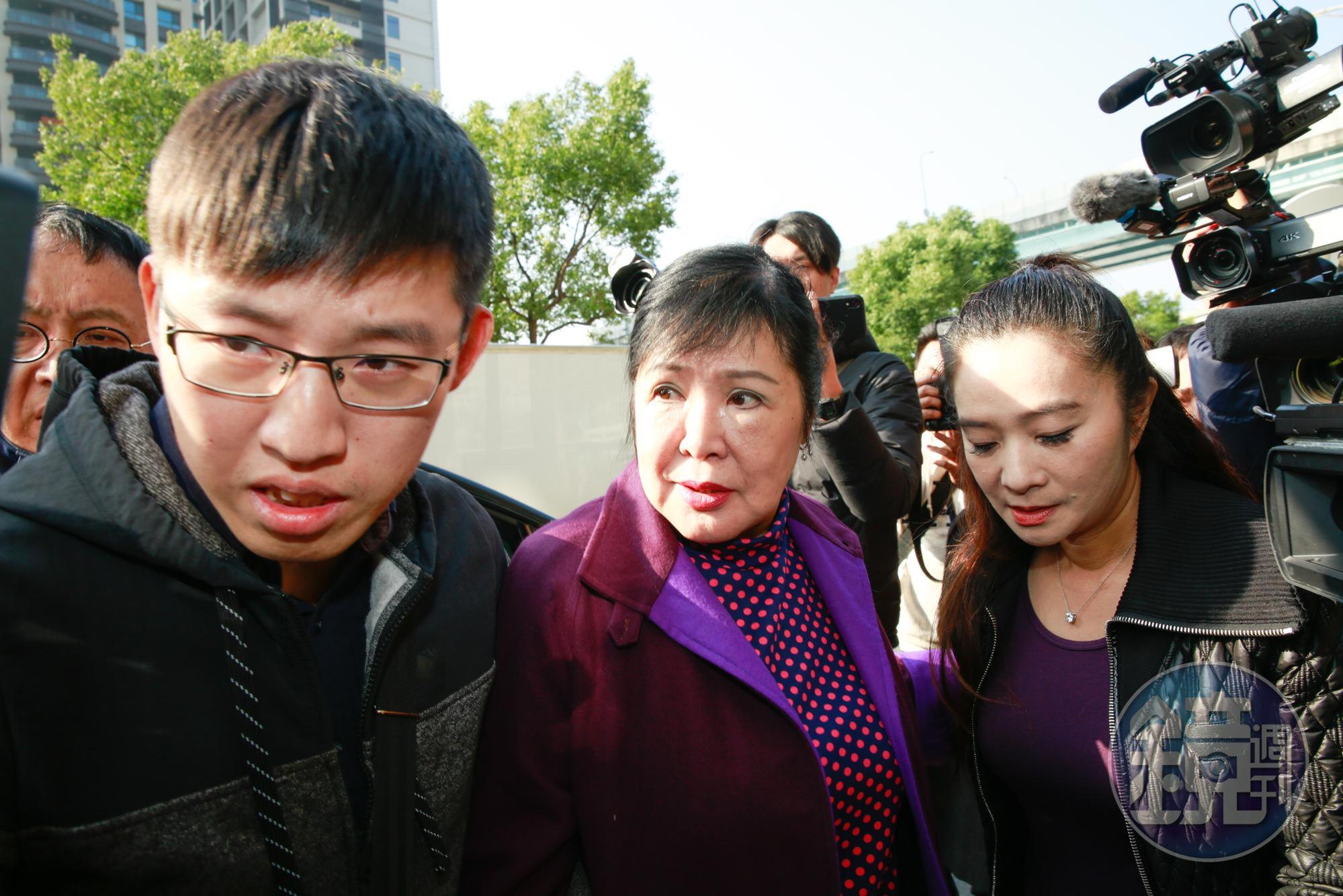 資深藝人鄭惠中(中)因掌摑事件,今(23日)在市議員應曉薇(右)陪同下,至文化部向部長鄭麗君道歉,但鄭麗君公出而撲空。