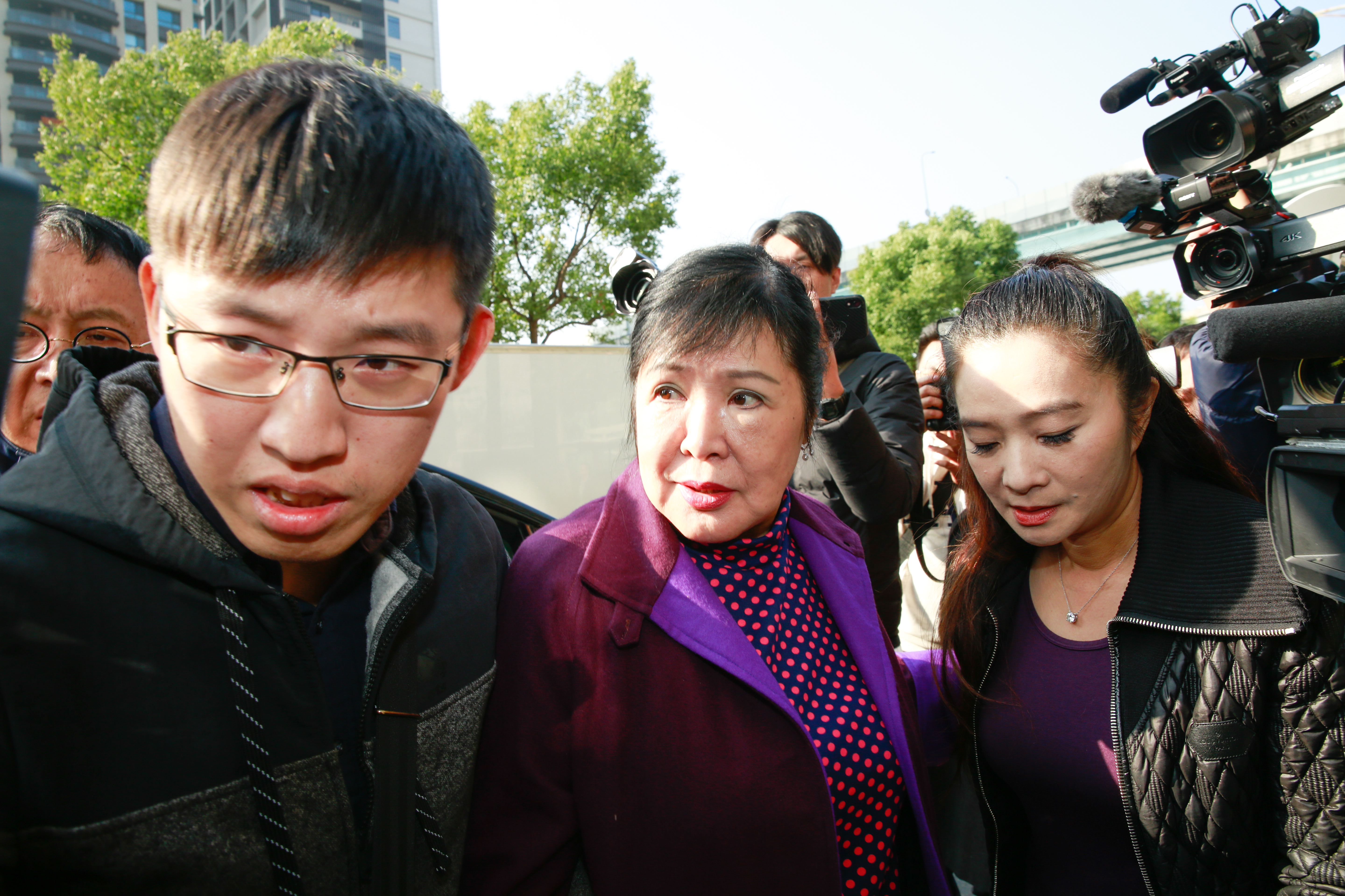 資深藝人鄭惠中（中）因掌摑事件，今（23日）在市議員應曉薇（右）陪同下，至文化部向部長鄭麗君道歉，但鄭麗君公出而撲空。