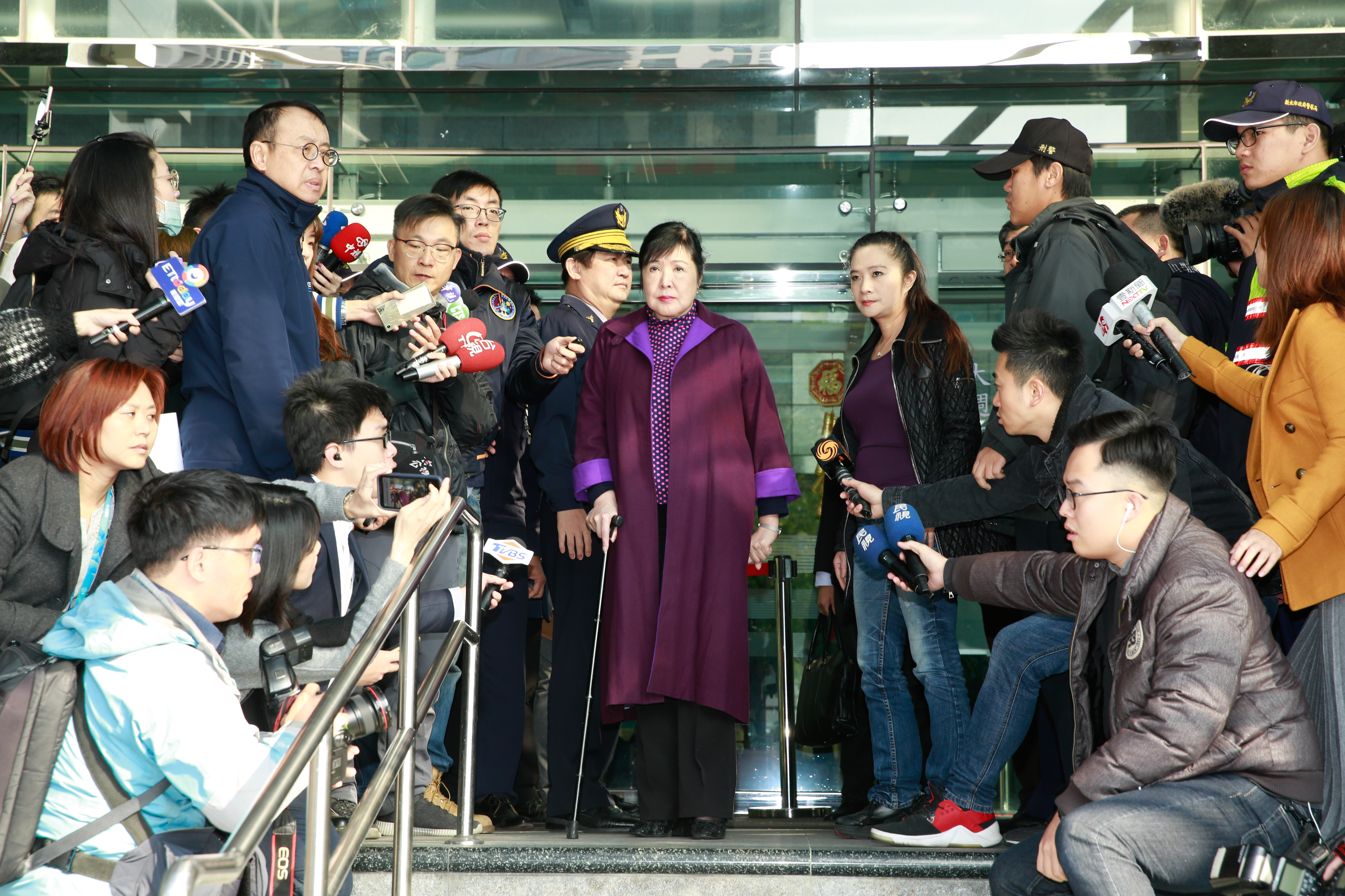 應曉薇陪同鄭惠中至文化部，並發文表示鄭惠中其實領有身障卡和低收入戶補助。