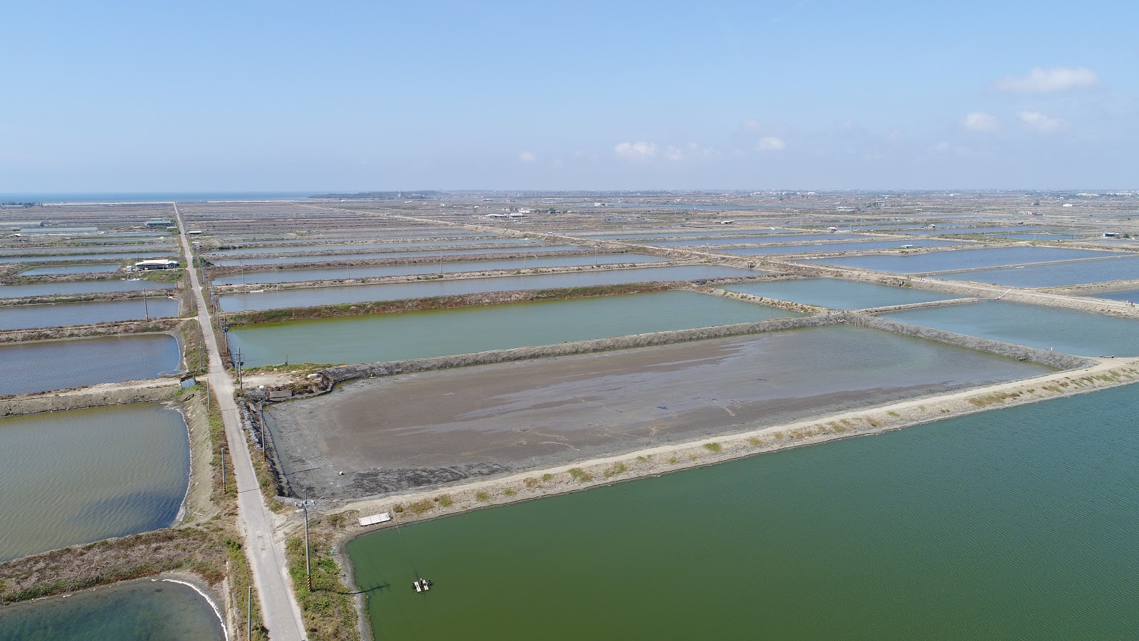 永鑫能源將協助 Google 架設 40,000個太陽能面板至台南的養殖場魚池， 將土地有效利用率最大化，並嘉惠當地的養殖業者。（圖取自Google台灣官方部落格）