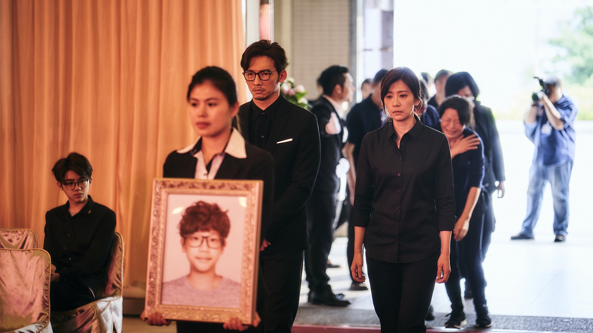 《我們與惡的距離》預告一開場隨即揭露了兩年前賈靜雯與溫昇豪這對恩愛夫妻，遭逢一起「戲院槍殺事件」而意外痛失愛子。（公視提供）