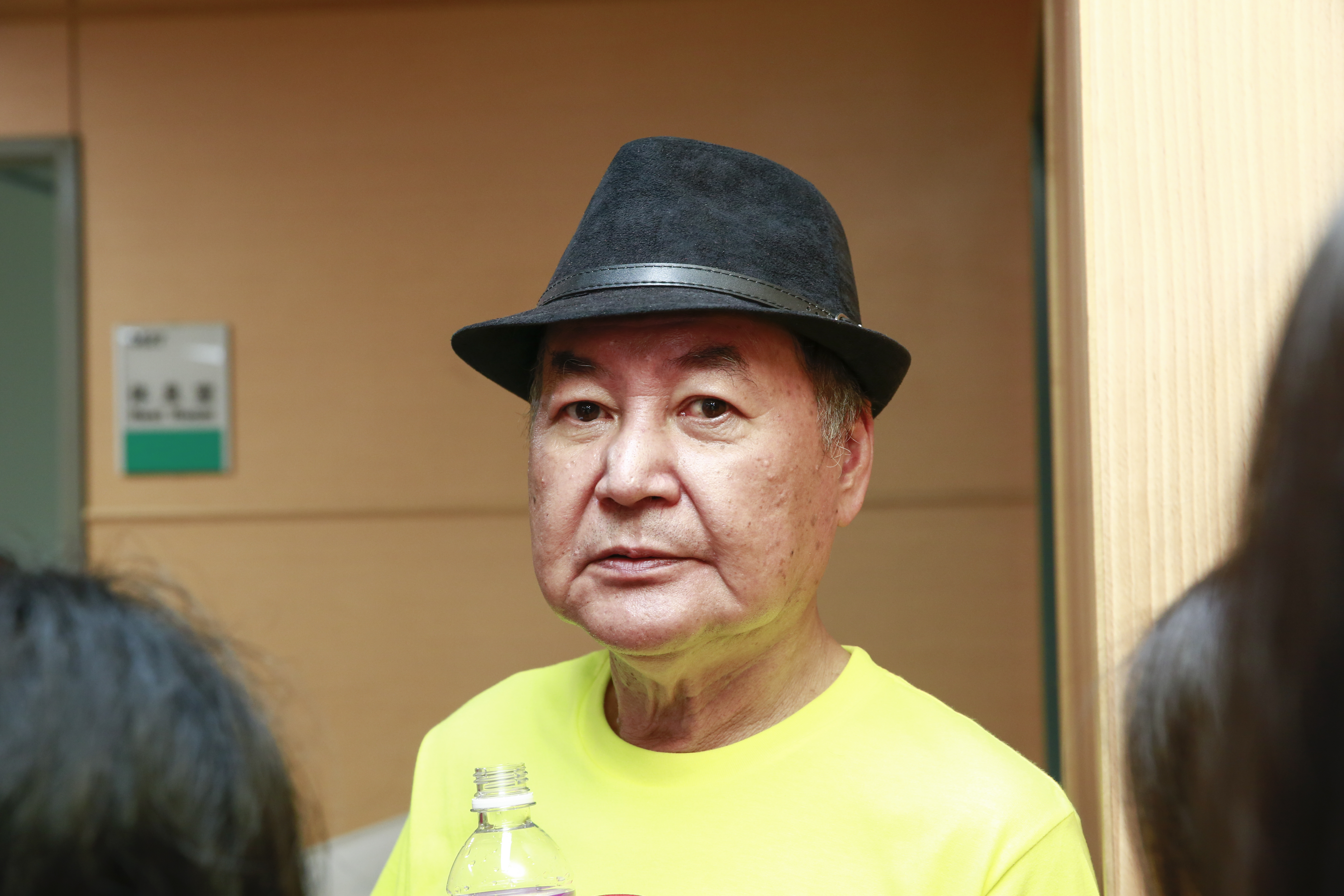 鄭惠中老友方駿譴責暴力，讚美鄭麗君風度很好。