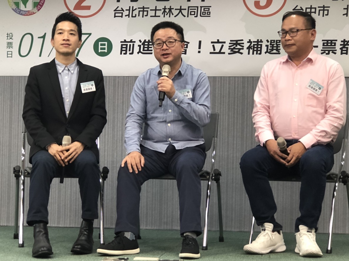 民進黨祕書長羅文嘉（中）今對文化部長鄭麗君被掌摑事件表達看法。