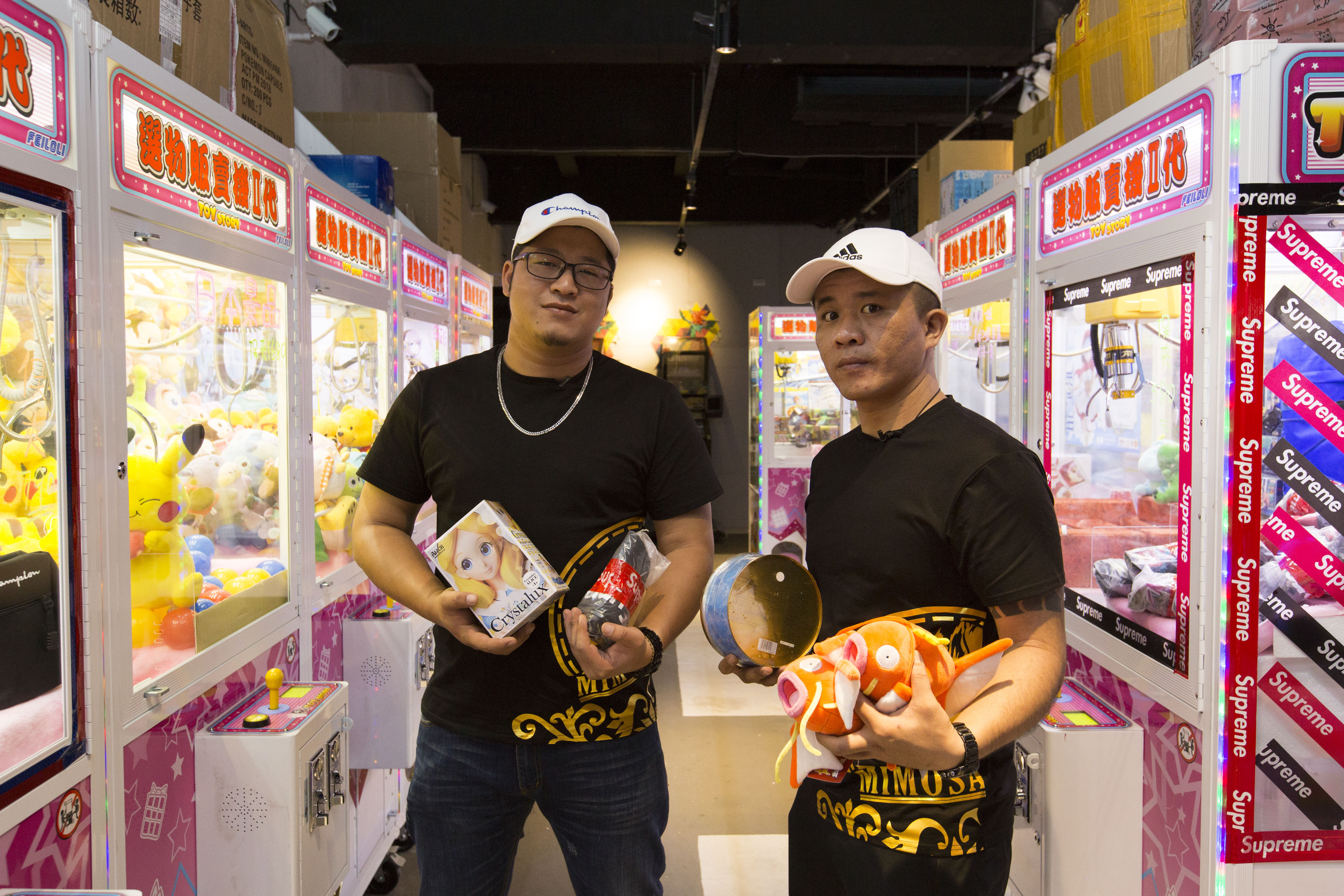 YouTuber「含羞草日記」以夾娃娃影片爆紅，左起為團隊成員草爺、超艾夾。