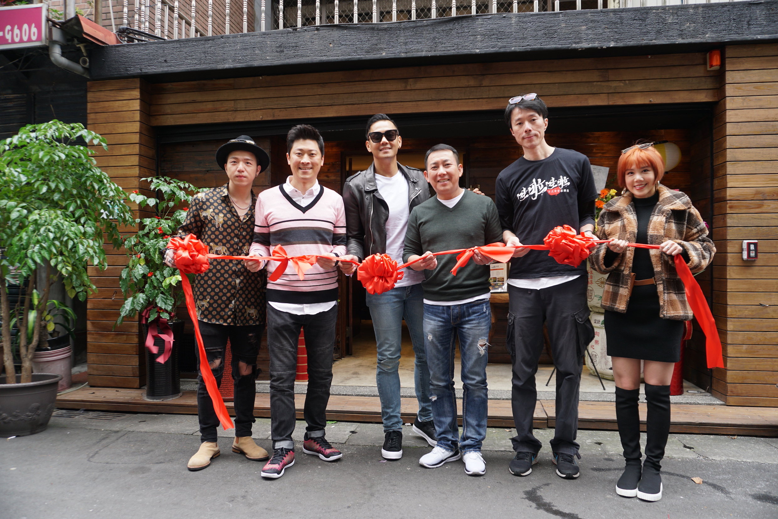 楊晨熙（右一）開日式食堂好友屈中恆（右三）、.黑人（中）、侯昌明（左二）男友大飛（左一）蒞臨剪綵。（楊晨熙提供）