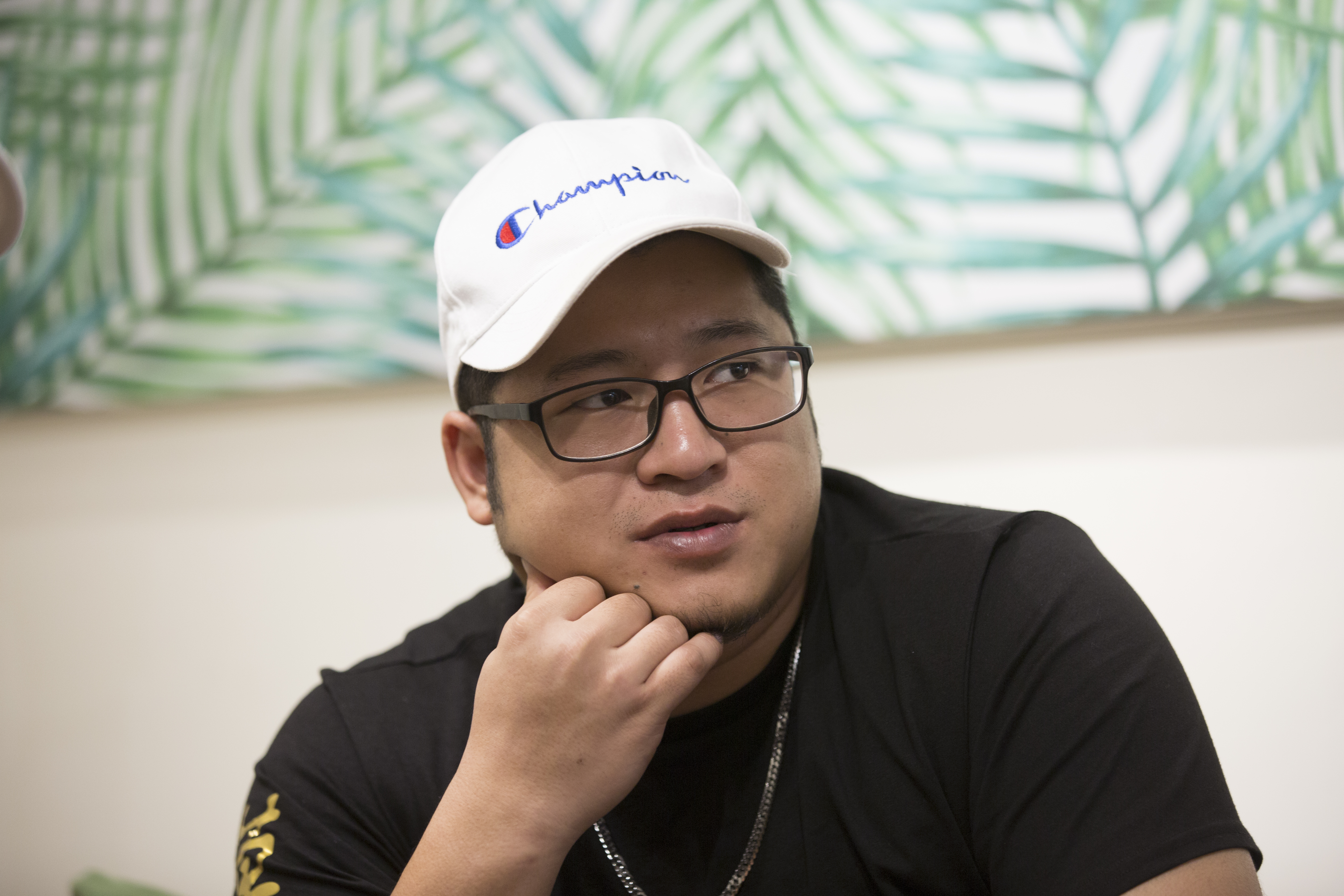 草爺是含羞草日記的靈魂人物，年少曾經歷低潮，挫折成為養分，成就如今的他。