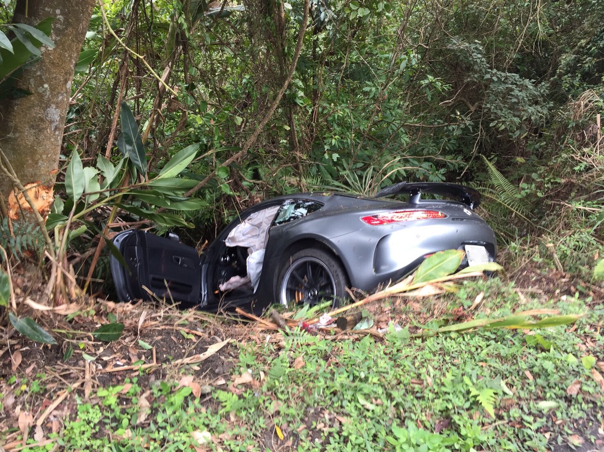 超跑內的安全氣囊全數爆開,駕駛自行爬出車外。(翻攝自《汐止集團》臉書)