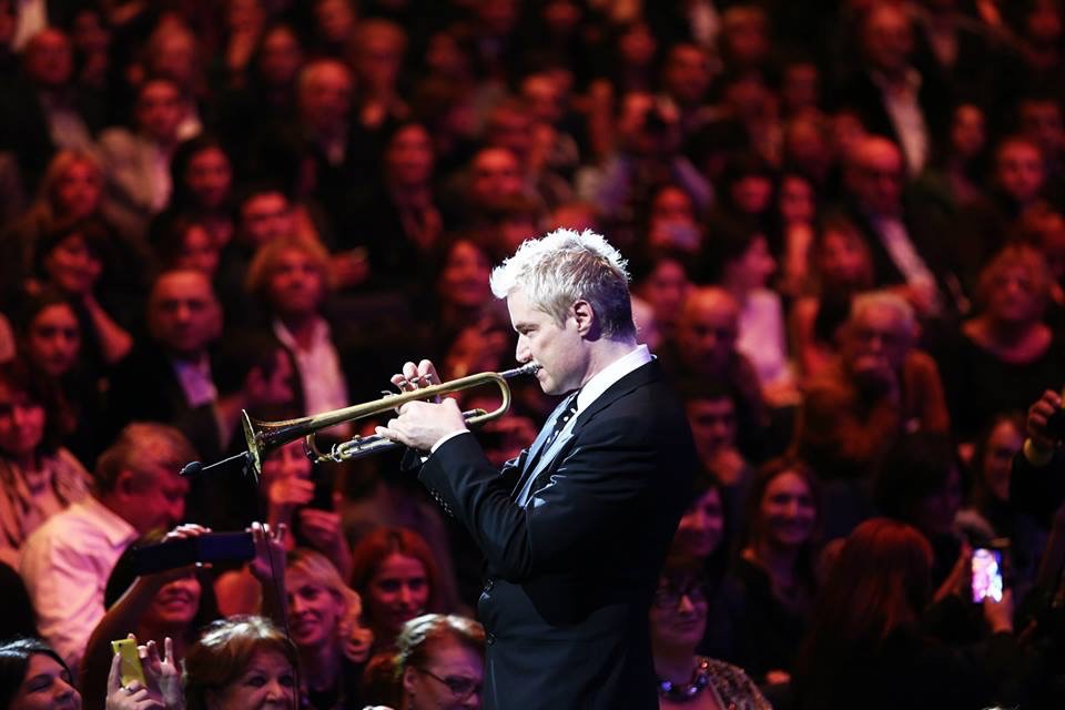 跨界小號樂手克里斯伯堤表示，觀眾在現場才能充分感受到每次演出的不同效果。（牛耳藝術提供）