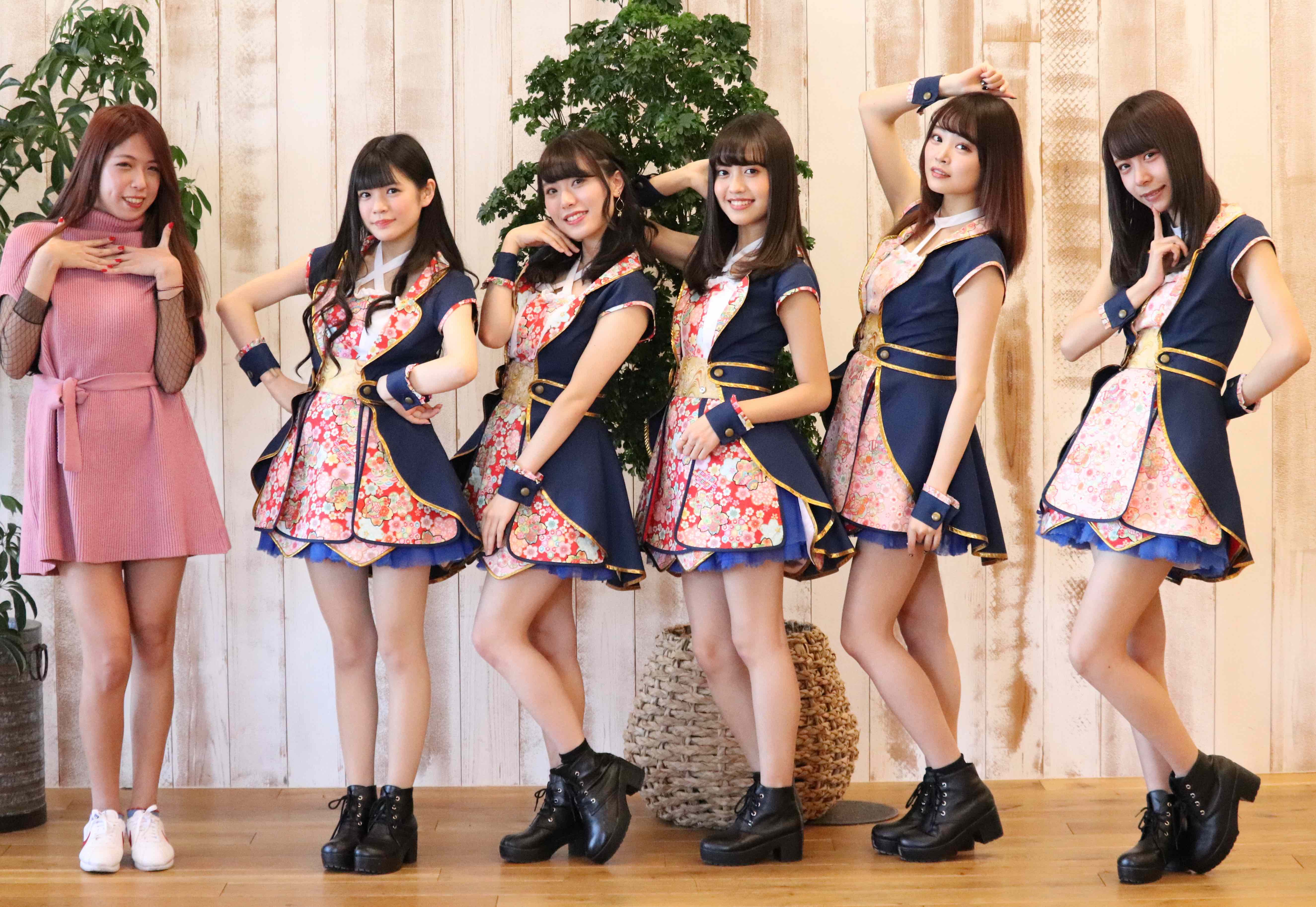 「直播平台LiveMe」台灣主播（右起）詩詩教日本女團LiT 跳〈MR.Q〉。（LiveMe提供）