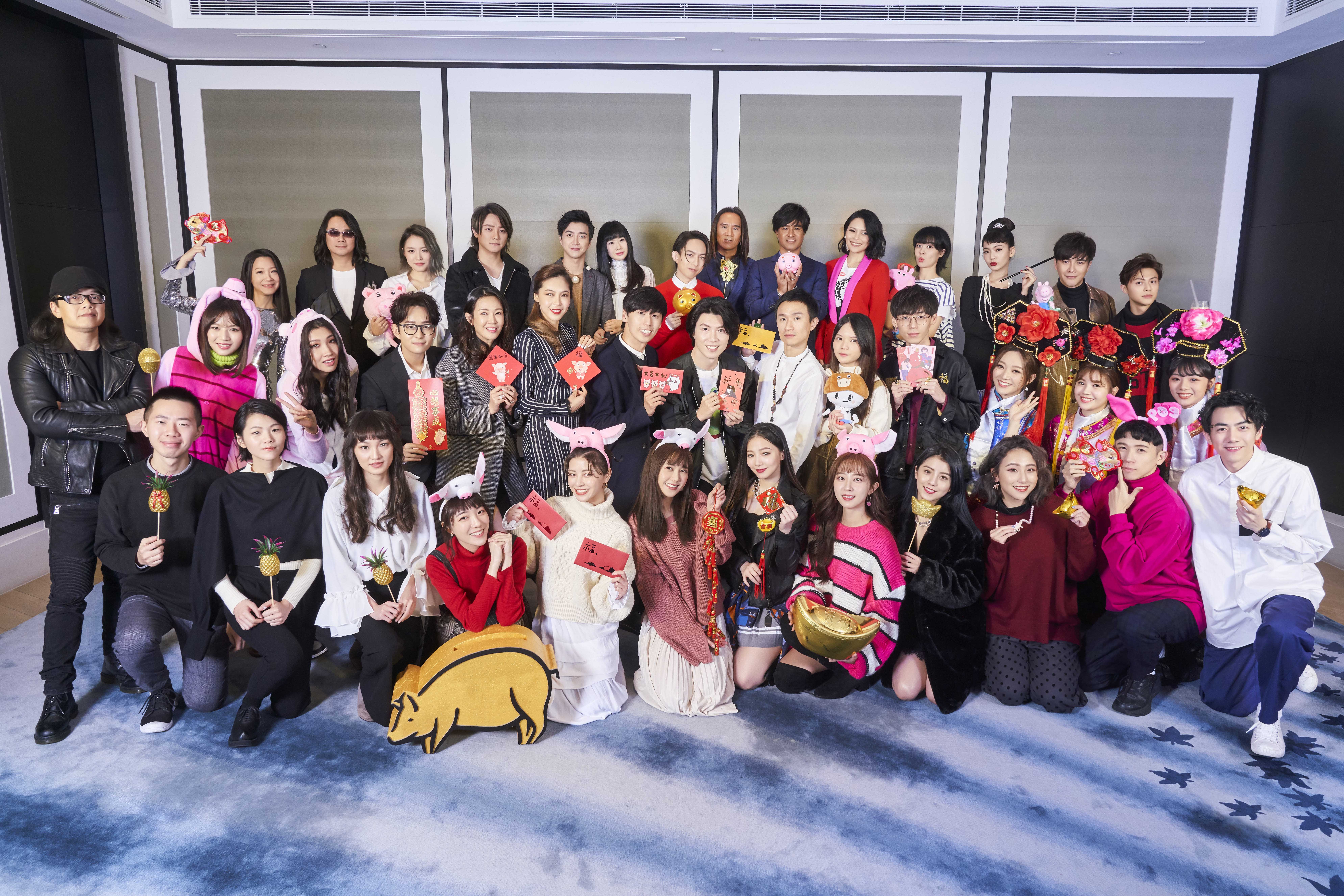 華研旗下42位藝人出席尾牙，與公司共捐出近千萬大紅包。（華研提供）