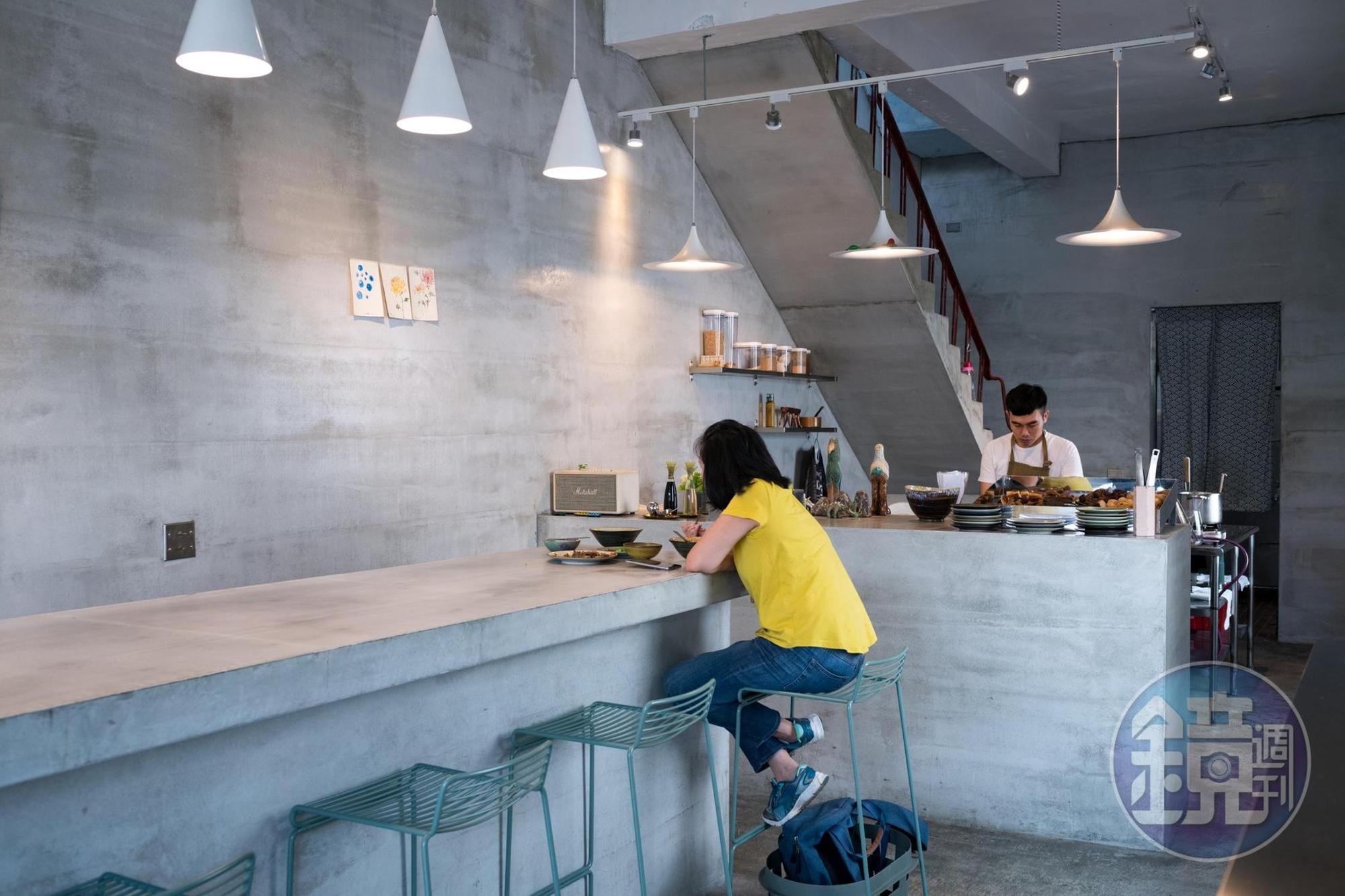 如置身極簡工業風咖啡館的「美菊麵店」。
