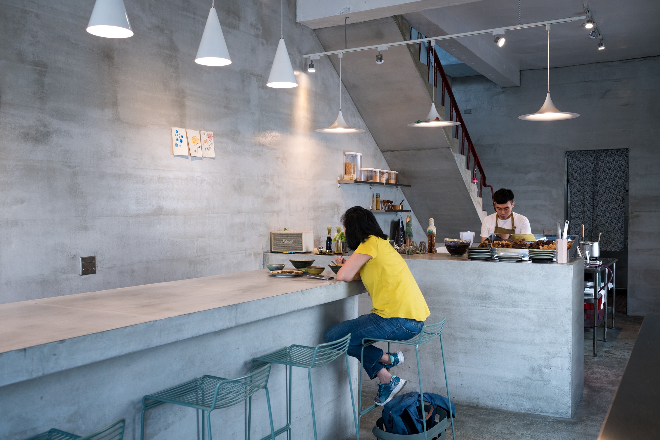 如置身極簡工業風咖啡館的「美菊麵店」。