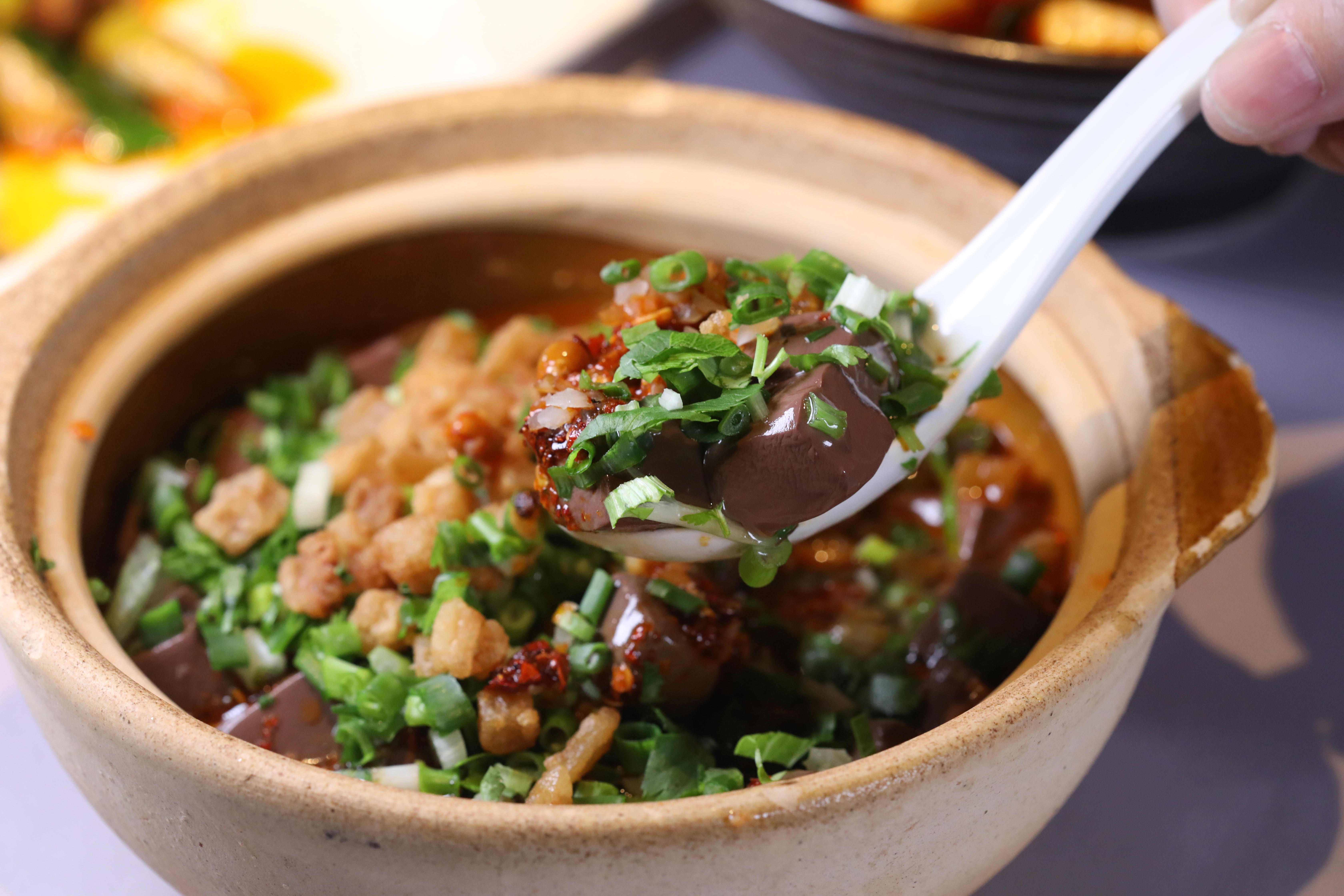 「馬旺子」的老店在四川眉山賣「血旺」起家，有點像乾式的麻辣豬血，口味獨到。