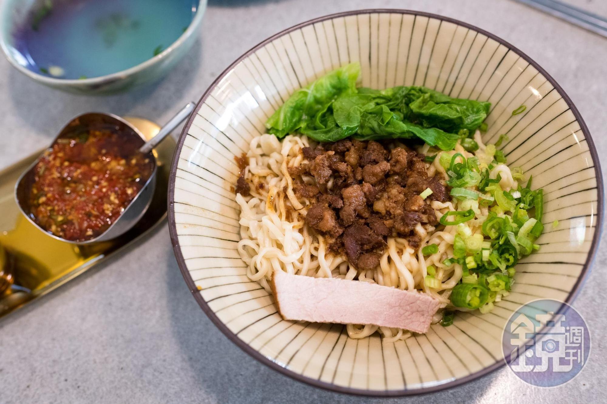 美菊麵店「乾麵」口味偏清爽，重口味者可加辣提味。（45元／碗）