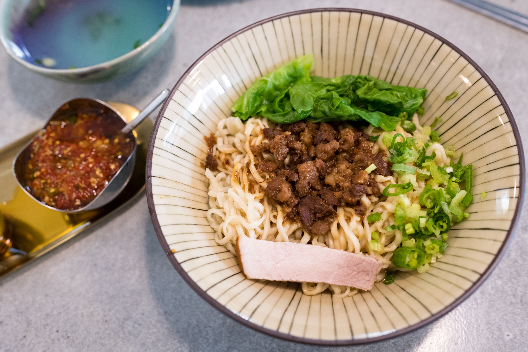 美菊麵店「乾麵」口味偏清爽，重口味者可加辣提味。（45元／碗）