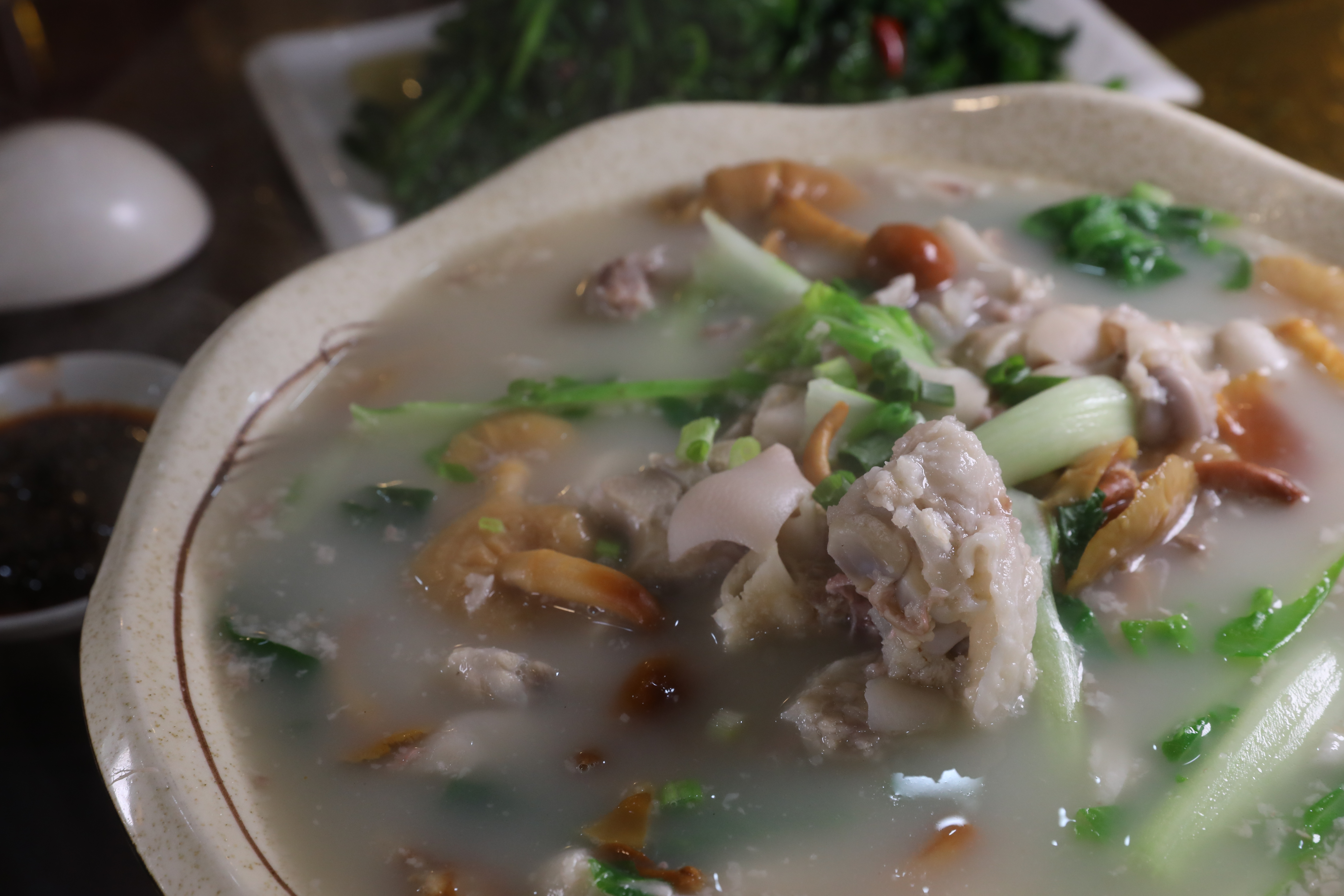 清燉口味的「野山菌蹄花」，湯頭濃厚、膠質豐富，最適合冬季享用。（人民幣88元／份，約NT$394）