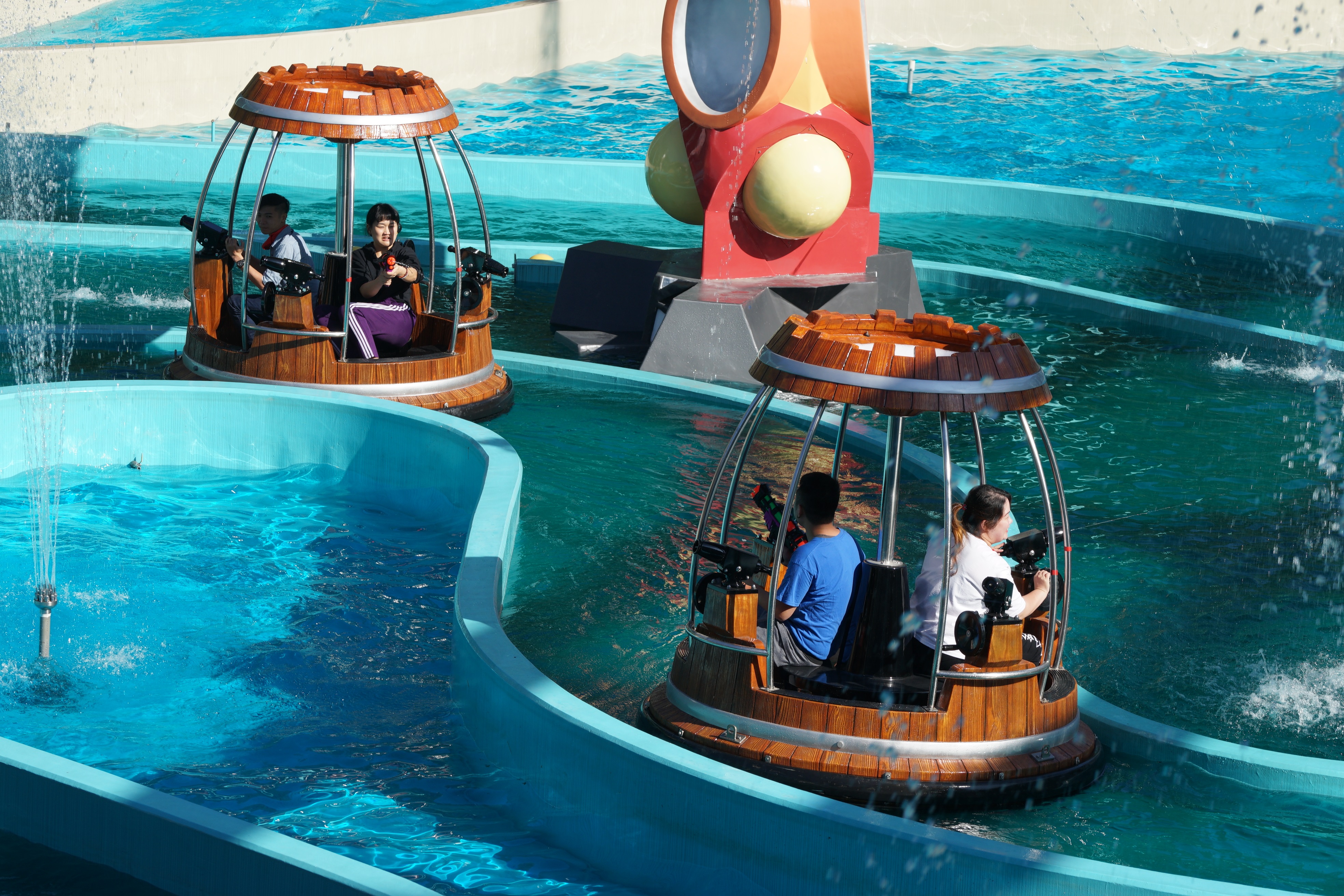 「西班牙海岸」裡的「水戰船」讓遊客可以互戰對玩。（九族文化村提供）