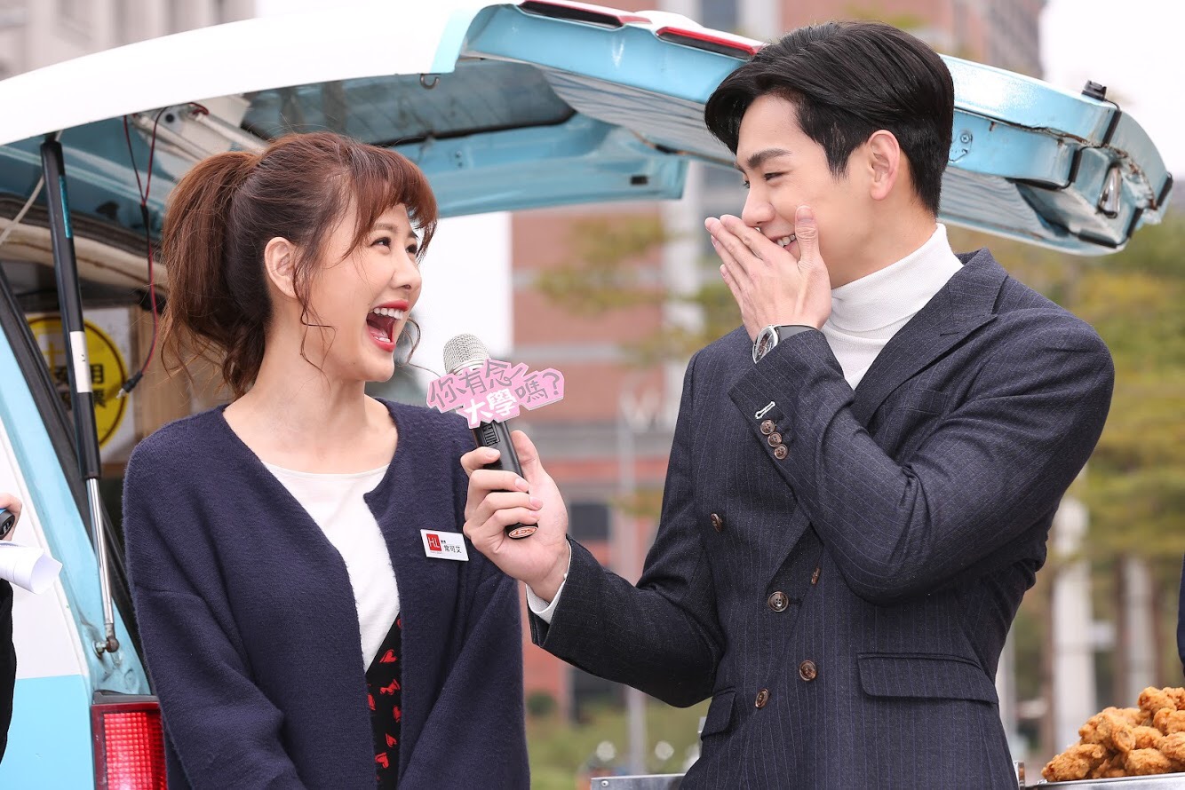 安心亞與禾浩辰平時在拍戲空檔總是有很多話可以聊。