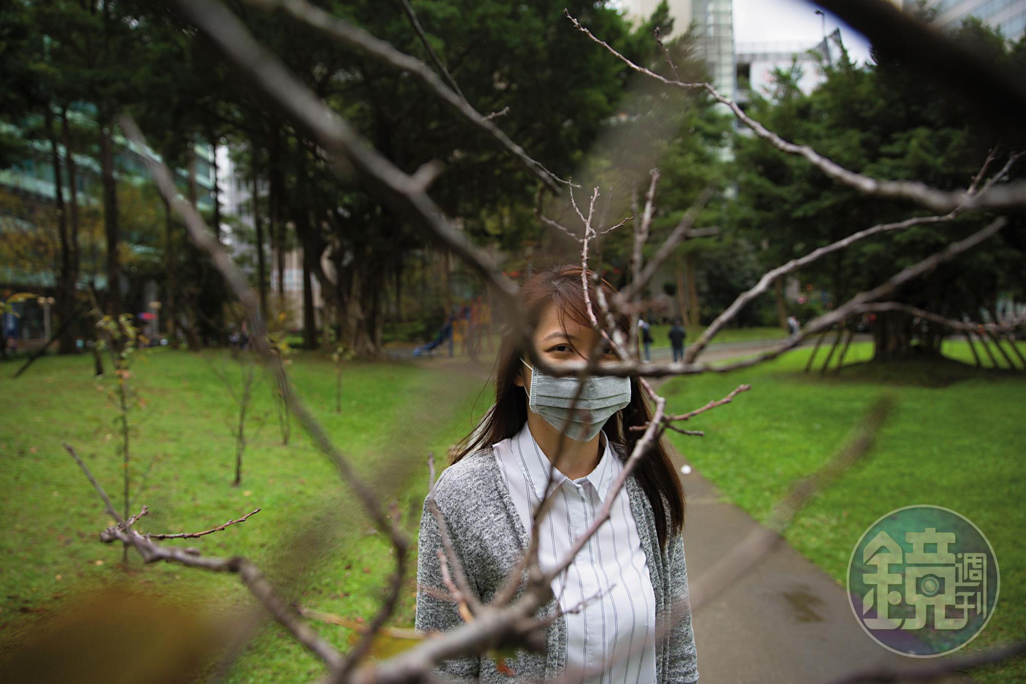 林怡儒罹癌後仍堅持上班， 說能轉移注意力。 採訪這天，她和我們約在辦公室， 訪完直接去醫院做化療。