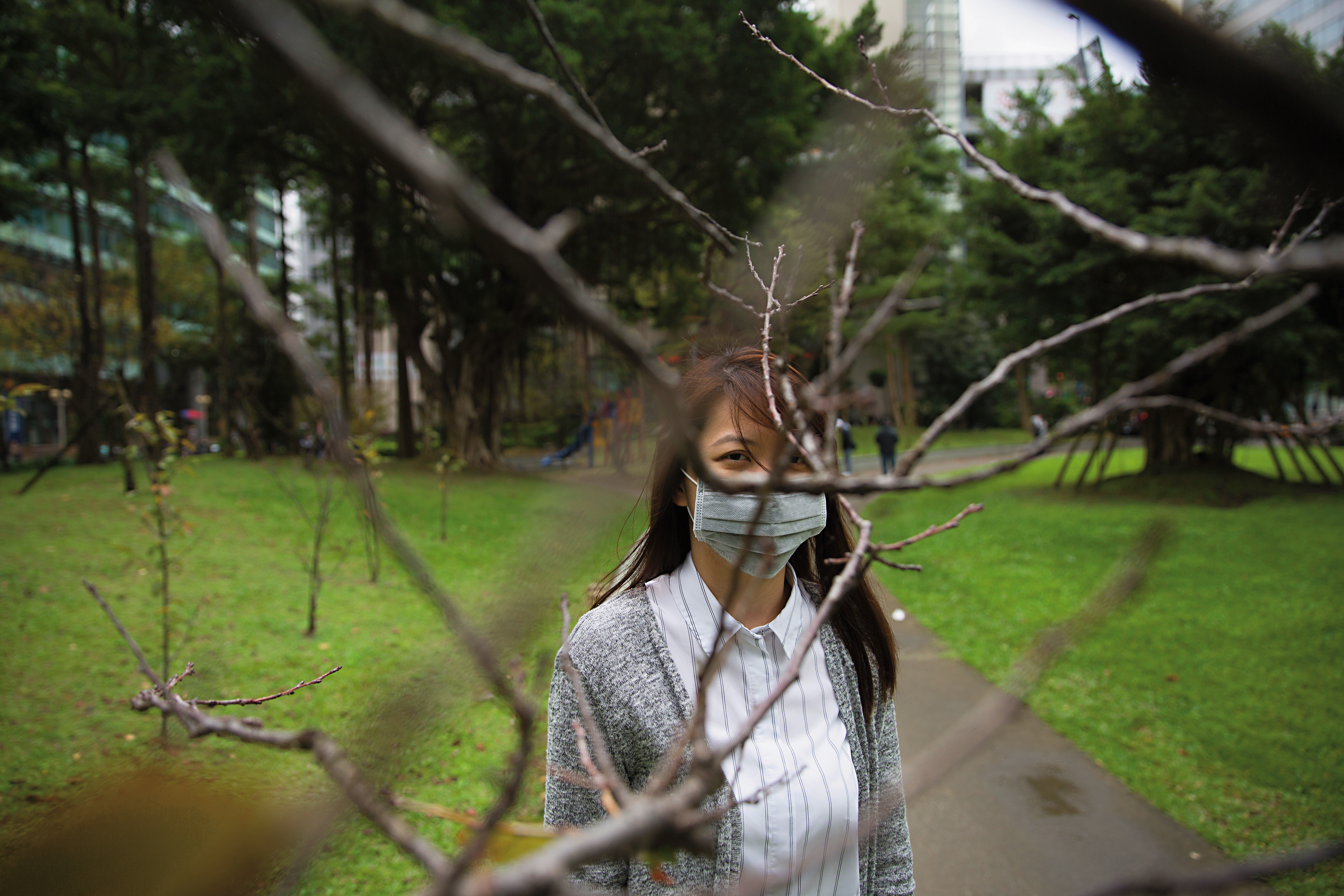 林怡儒罹癌後仍堅持上班, 說能轉移注意力。 採訪這天,她和我們約在辦公室, 訪完直接去醫院做化療。