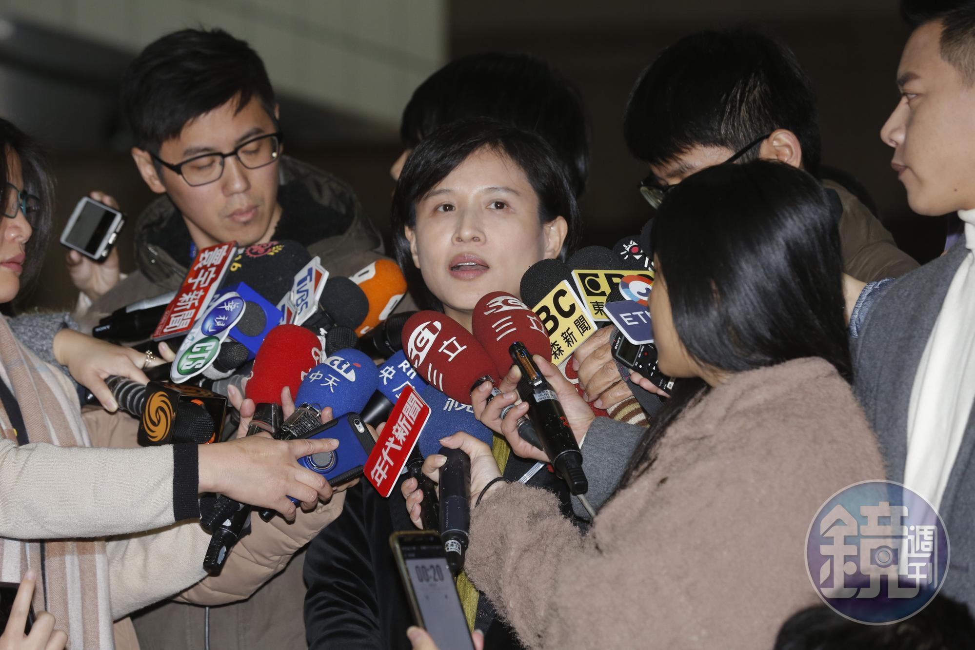 遭資深藝人鄭惠中掌摑後，文化部長鄭麗君今下午露面受訪時表示，「公共議題要回歸理性討論，不應以暴力方式為之。」