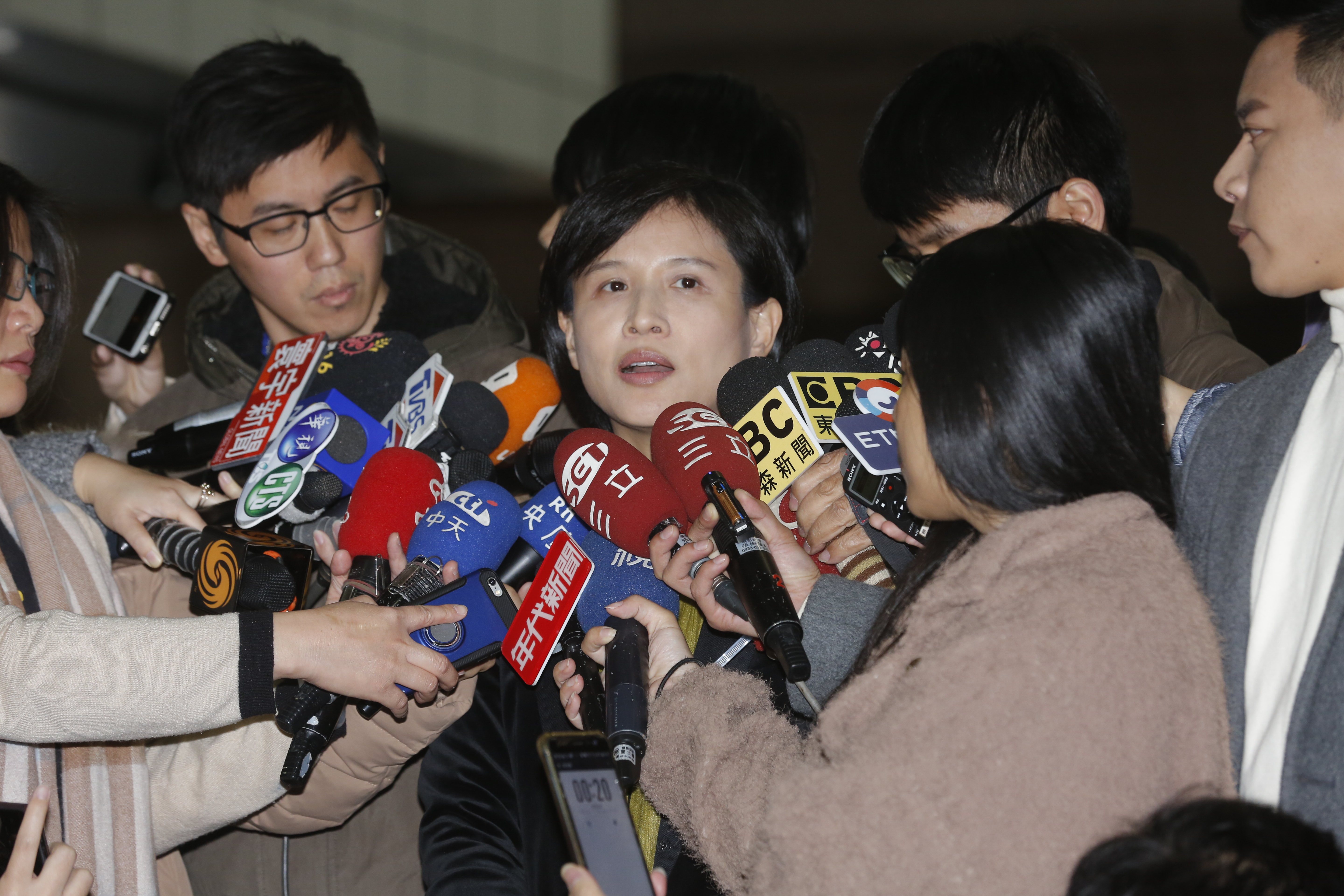 遭資深藝人鄭惠中掌摑後，文化部長鄭麗君今下午露面受訪時表示，「公共議題要回歸理性討論，不應以暴力方式為之。」