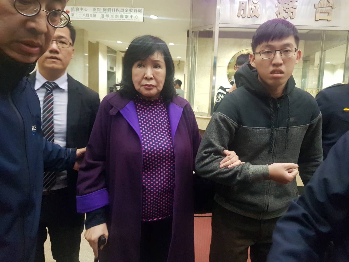 檢察官認為鄭惠中疑涉傷害、妨害名譽、妨害公務等罪嫌。