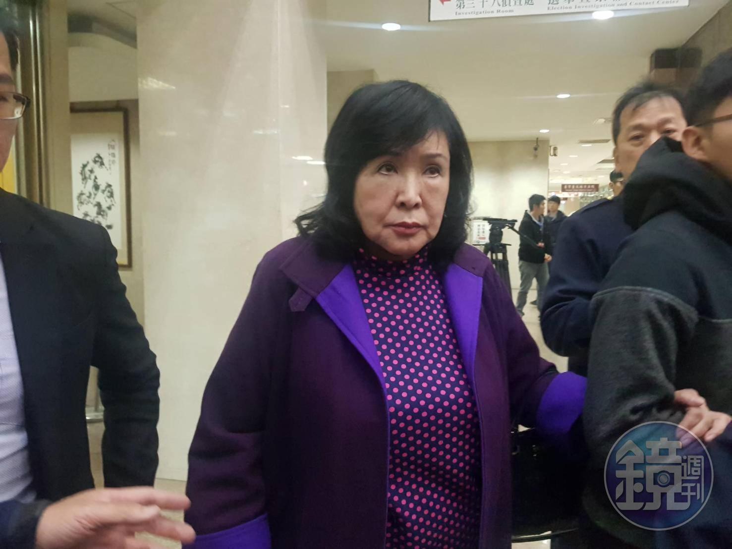 檢察官認為鄭惠中疑涉傷害、妨害名譽、妨害公務等罪嫌。