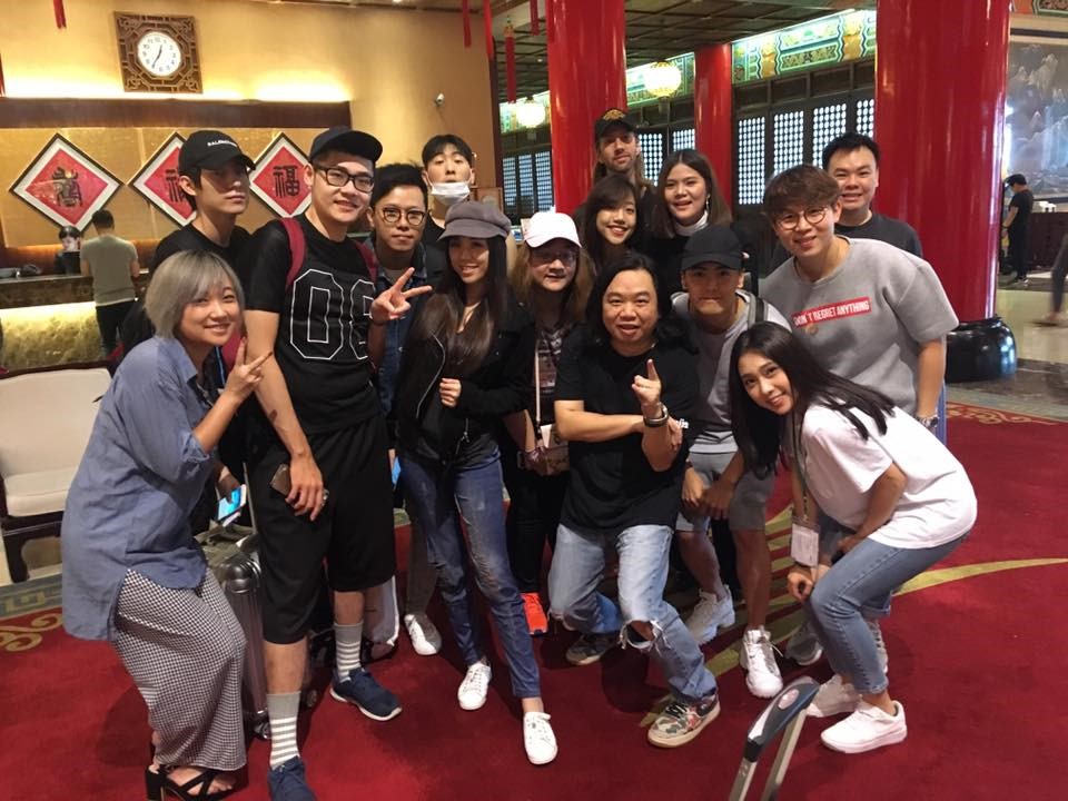 MÜST董事長李念和（前排三）包下圓山飯店麒麟樓，把國際音樂創作營打造成創作度假村，吸引許多音樂人及創作人前來參與。（翻攝MÜST臉書、MÜST提供）