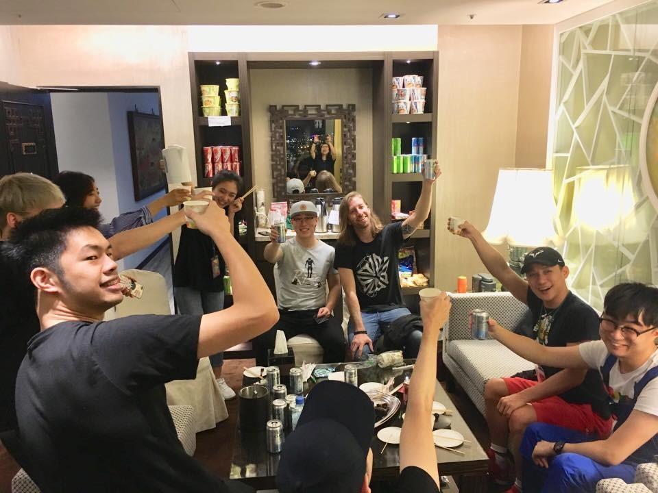 除了專業創作房，還有交誼廳內應有盡有的飲食，讓創作營外彷彿音樂同樂會一般。（翻攝自MÜST臉書）