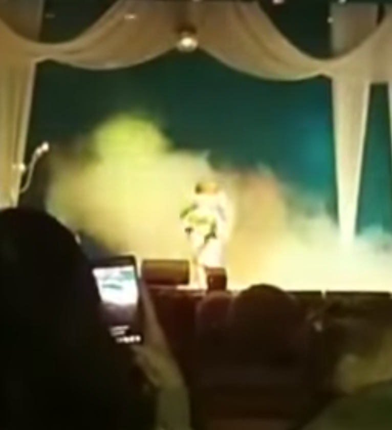 粉絲錄下俄羅斯女歌手菲妮婭最後演唱畫面。（翻攝自影片）
